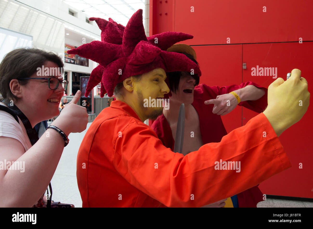 ExCel, London UK. 26. Mai 2017. Der erste MCM London Comic Con 2017 eröffnet mit Cosplayer, Aussteller und Spiele absteigend auf ExCel. Selfie mit Sideshow Bob aus den Simpsons. Bildnachweis: Malcolm Park/Alamy Live-Nachrichten Stockfoto