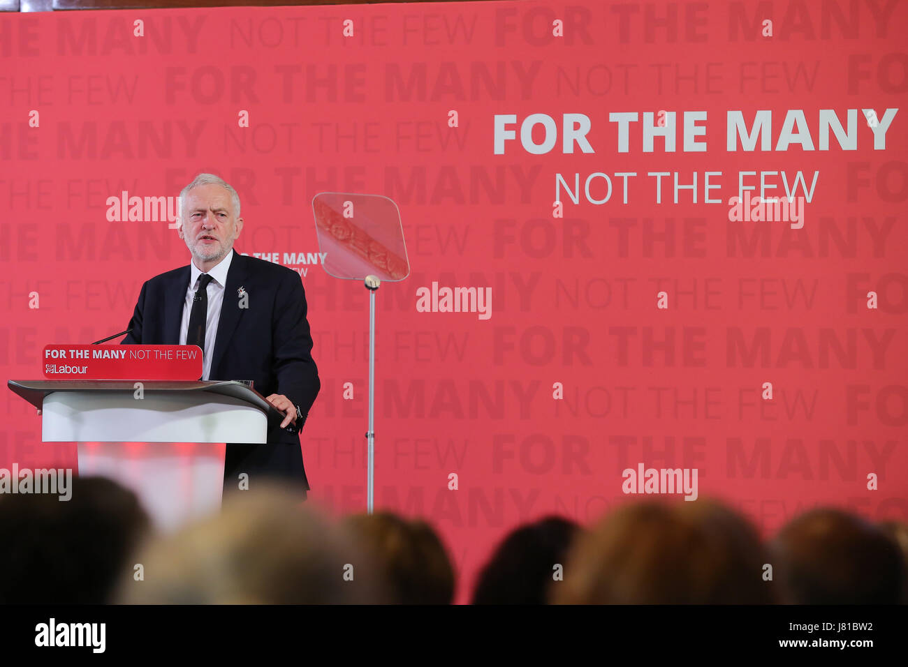 London, UK. 26. Mai 2017. Jeremy Corbyn, Führer der Labour Party hält eine Rede auf der Verteidigung von Demokratie und die Bedeutung der ständigen zusammen in Solidarität mit der Stadt Manchester. Großbritannien ist auf kritische Warnung folgenden Salman Abedi der Selbstmordattentäter, die 22 getötet und Dutzende verletzt, nach einem Konzert in Manchester Arena Ende 22 Mai. Die Regierung hat auf der Straße an der Seite der Polizei Militär eingesetzt. Bildnachweis: Dinendra Haria/Alamy Live-Nachrichten Stockfoto