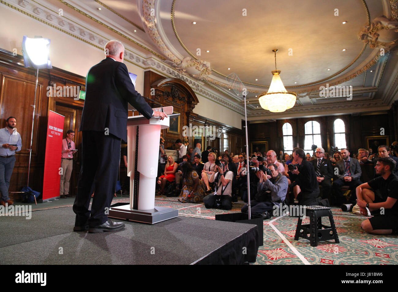 London, UK. 26. Mai 2017. Jeremy Corbyn, Führer der Labour Party hält eine Rede auf der Verteidigung von Demokratie und die Bedeutung der ständigen zusammen in Solidarität mit der Stadt Manchester. Großbritannien ist auf kritische Warnung folgenden Salman Abedi der Selbstmordattentäter, die 22 getötet und Dutzende verletzt, nach einem Konzert in Manchester Arena Ende 22 Mai. Die Regierung hat auf der Straße an der Seite der Polizei Militär eingesetzt. Bildnachweis: Dinendra Haria/Alamy Live-Nachrichten Stockfoto