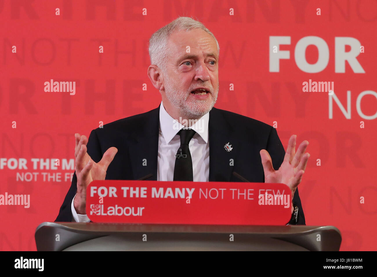 London, UK. 26. Mai 2017. Jeremy Corbyn, Führer der Labour Party hält eine Rede auf der Verteidigung von Demokratie und die Bedeutung der ständigen zusammen in Solidarität mit der Stadt Manchester. Großbritannien ist auf kritische Warnung folgenden Salman Abedi der Selbstmordattentäter, die 22 getötet und Dutzende verletzt, nach einem Konzert in Manchester Arena Ende 22 Mai. Die Regierung hat auf der Straße an der Seite der Polizei Militär eingesetzt. Bildnachweis: Dinendra Haria/Alamy Live-Nachrichten Stockfoto