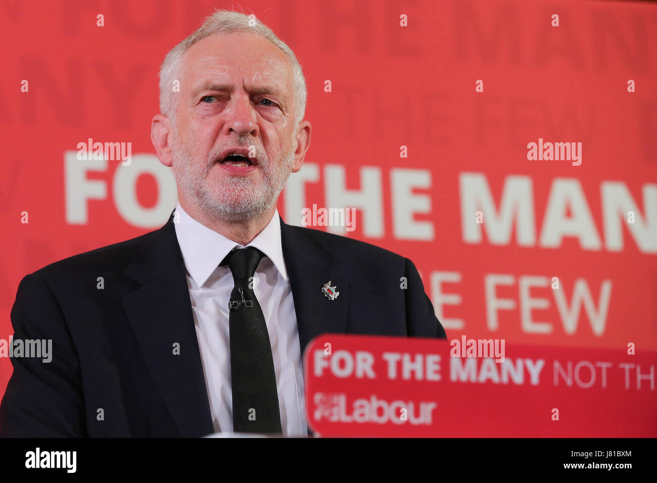 London, UK. 26. Mai 2017. Jeremy Corbyn, Führer der Labour Party hält eine Rede auf der Verteidigung von Demokratie und die Bedeutung der ständigen zusammen in Solidarität mit der Stadt Manchester. Großbritannien ist auf kritische Warnung folgenden Salman Abedi der Selbstmordattentäter, die 22 getötet und Dutzende verletzt, nach einem Konzert in Manchester Arena Ende 22 Mai. Die Regierung hat auf der Straße an der Seite der Polizei Militär eingesetzt. Bildnachweis: Dinendra Haria/Alamy Live-Nachrichten Stockfoto