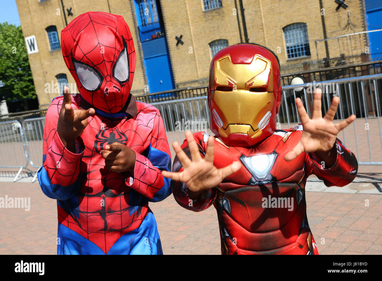 London, UK. 26. Mai 2017. Elijah und Toby verkleidet als Iron Man und Spiderman am Eröffnungstag der MCM Comic Con in Excel in London Credit: Paul Brown/Alamy Live News Stockfoto