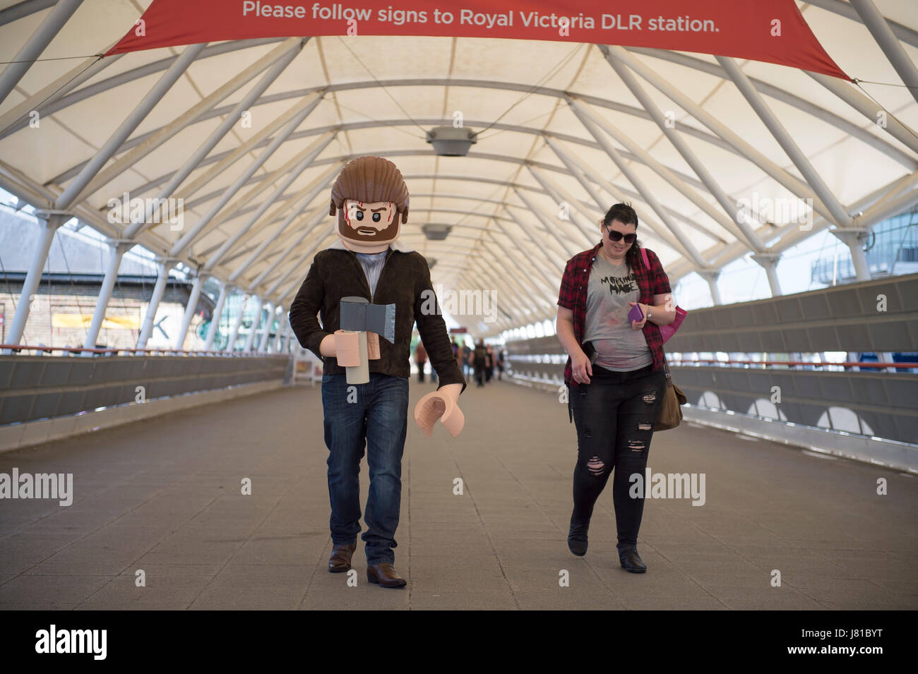 ExCel, London UK. 26. Mai 2017. Der erste MCM London Comic Con 2017 eröffnet mit Cosplayer, Aussteller und Spiele absteigend auf ExCel. Bildnachweis: Malcolm Park/Alamy Live-Nachrichten Stockfoto