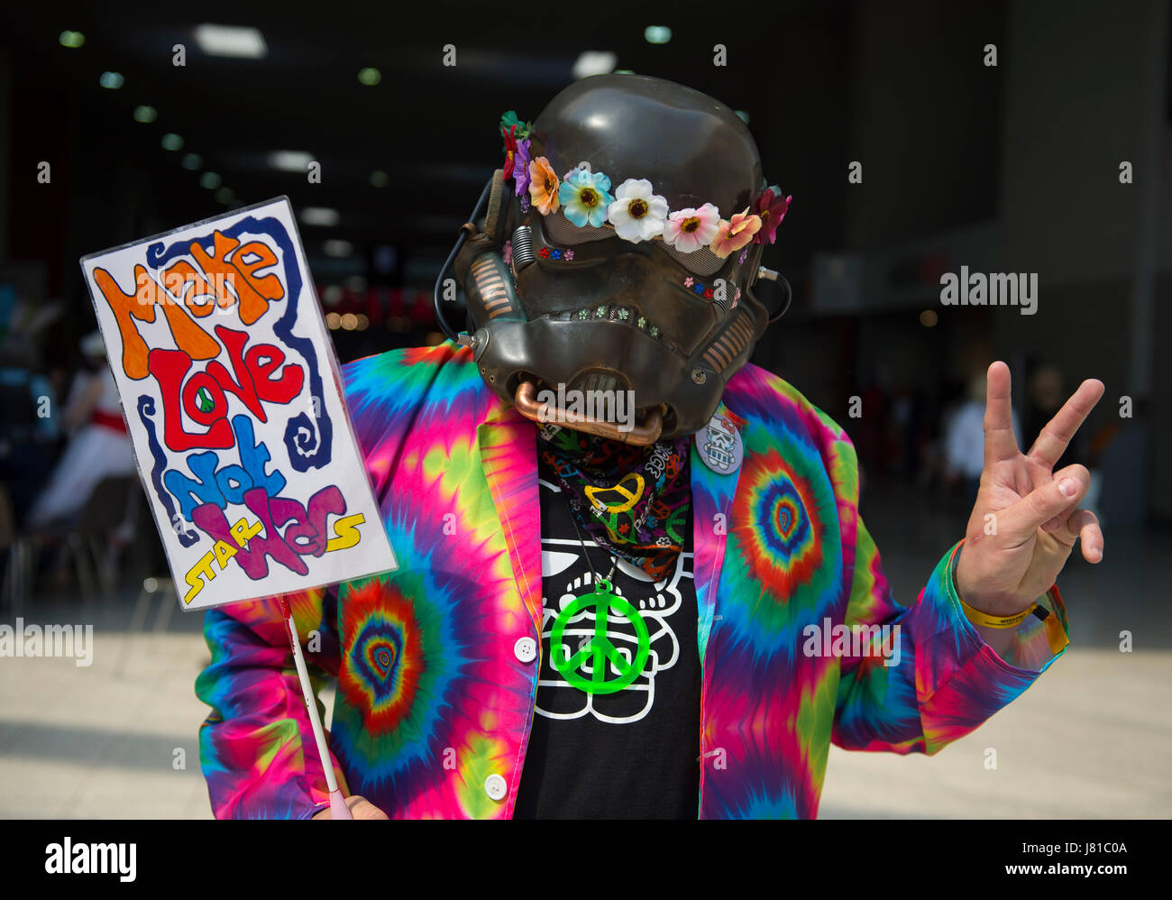 ExCel, London UK. 26. Mai 2017. Der erste MCM London Comic Con 2017 eröffnet mit Cosplayer, Aussteller und Spiele absteigend auf ExCel. Ein Flower-Power-Stormtrooper Shadow Trooper. Bildnachweis: Malcolm Park/Alamy Live-Nachrichten Stockfoto