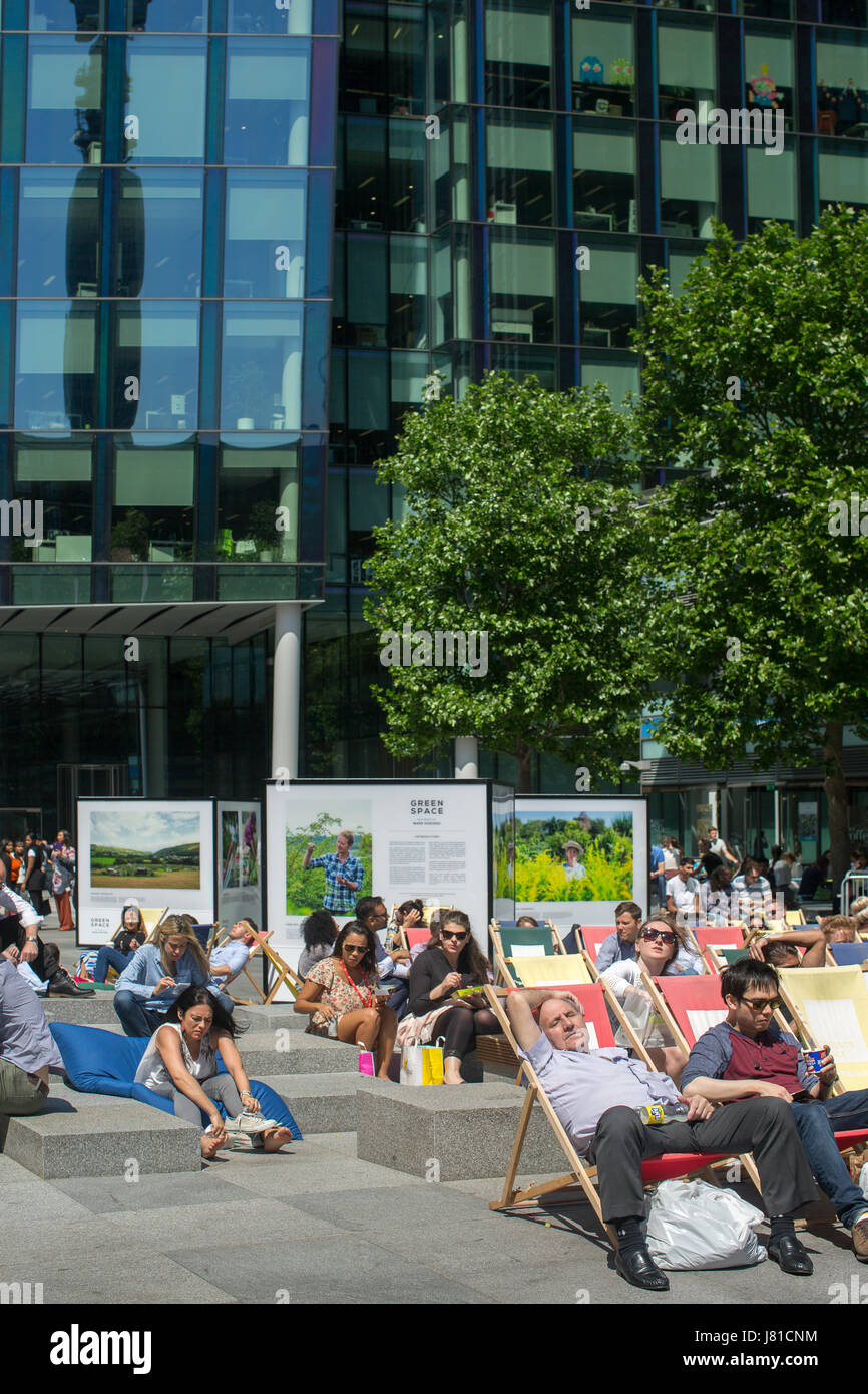 London, UK. 26. Mai 2017. Arbeitnehmer im Regents Square in London auf Liegestühlen die Sonne genießen während ihrer Mittagspause am heißesten Tag des Jahres so weit. Foto: Freitag, 26. Mai 2017. Bildnachweis: Roger Garfield/Alamy Live-Nachrichten Stockfoto