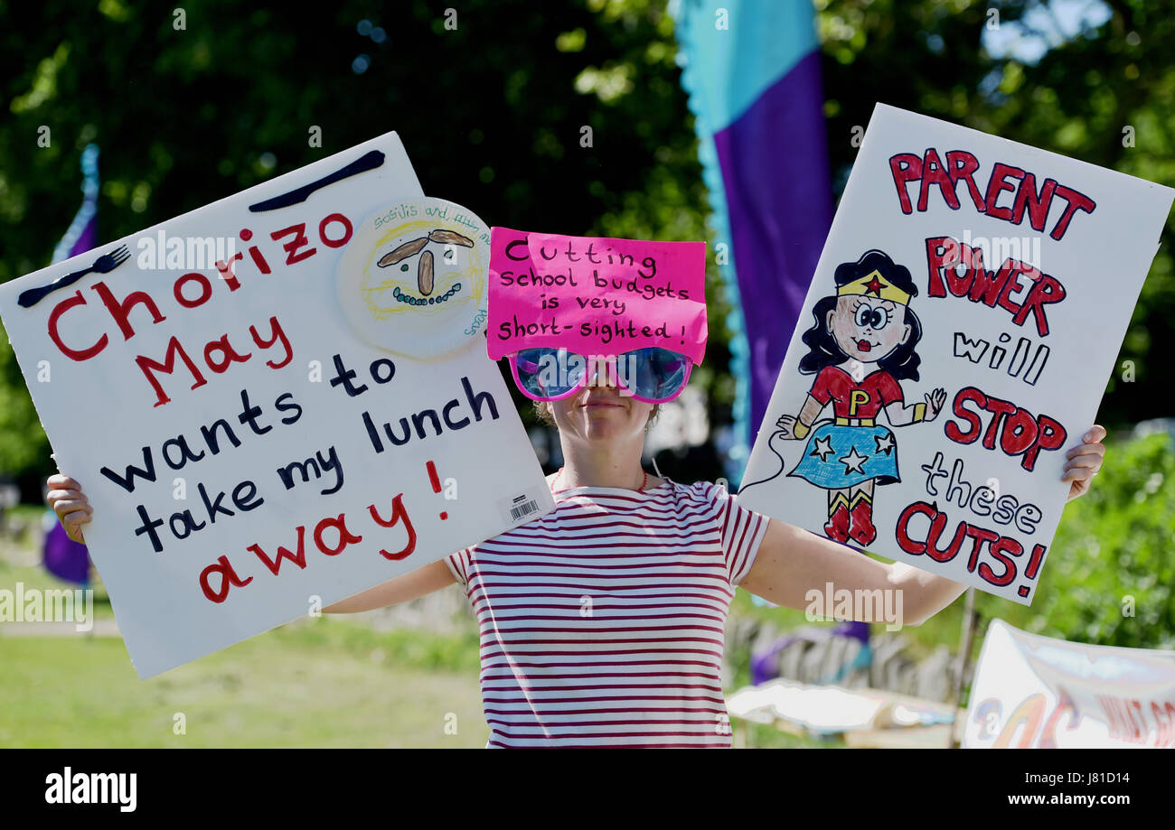 Brighton, UK. 26. Mai 2017. Eltern aus Brighton und Hove Schulen beteiligen sich an "Speichern unsere Schulen" (SOS) Kampagne Protestkundgebung auf der Ebene in Brighton heute gegen Bildung Kürzungen durch die Regierung Kredit: Simon Dack/Alamy Live News Stockfoto