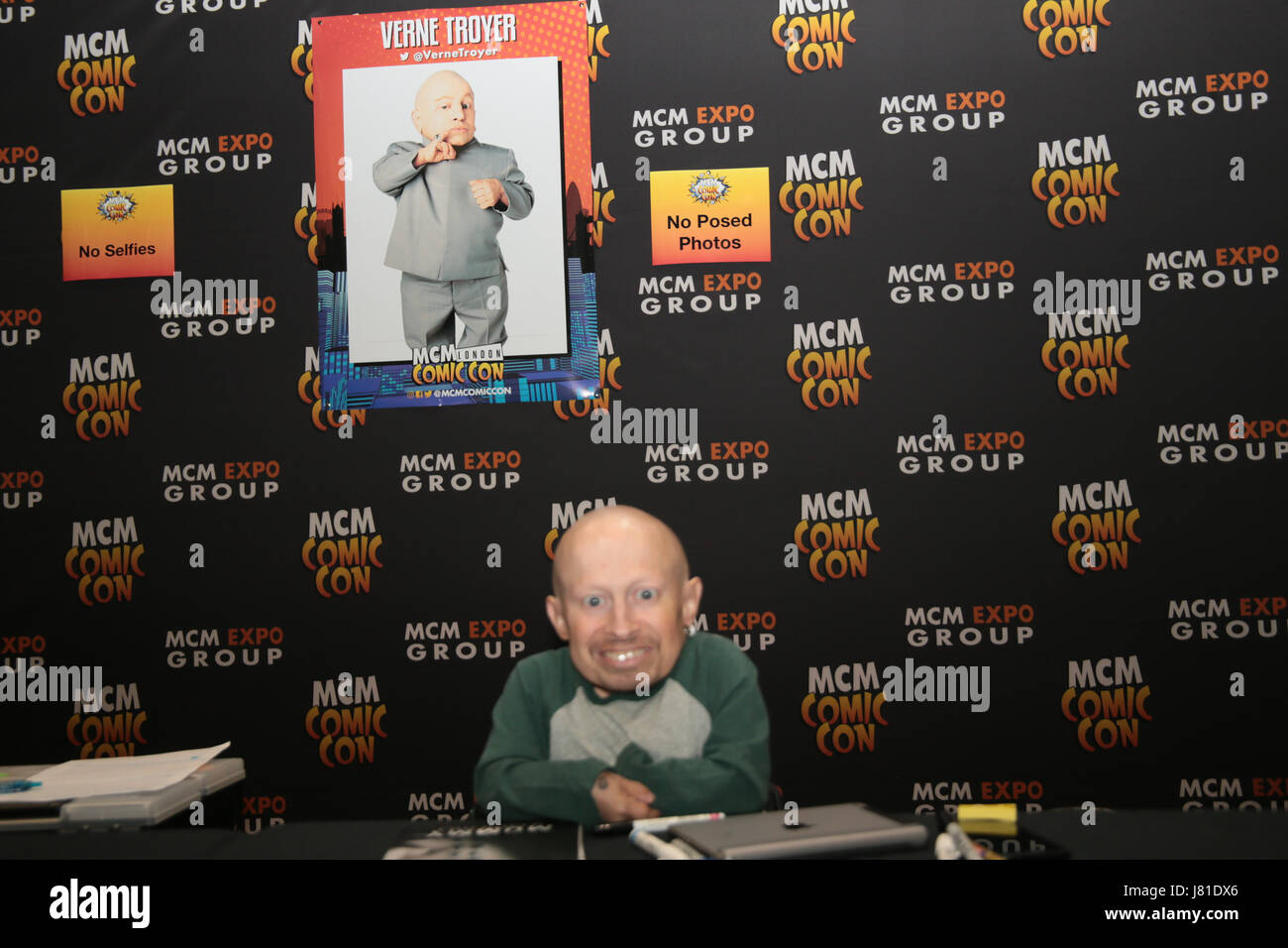 London, UK. 26. Mai 2017. Verne Troyer Schauspieler, Austin Powers Mini-Me at London Comic.Con 2017 Cosplay Kostüme erhellen die London Excel heute in den ersten Tag einer Woche Ende Extravaganza Superhelden Konvention, hundert Fans gehen zusammen zu genießen viele Stände, die ihre Lieblings Merchandise, Comics, Maske, Replik Superhelden Waffen, sowie genießen die Shows mit ihren Favoriten-Akteure und zur Teilnahme in der Cosplay-Maskerade Credit : Live-Nachrichten Paul Quezada-Neiman/Alamy Stockfoto