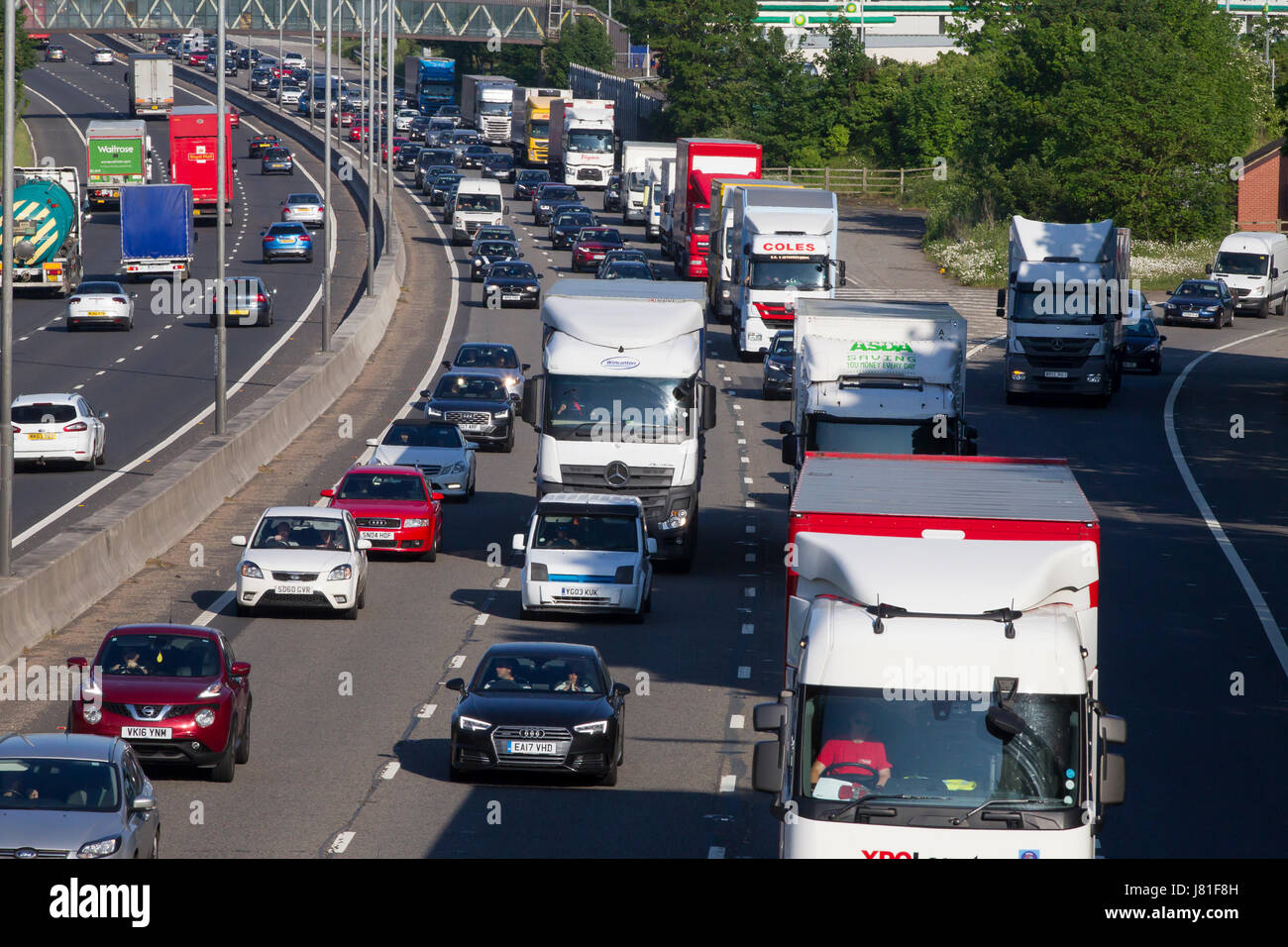 Northampton, M1 Autobahn, 26. Mai 2017, stark befahrenen an Kreuzung 15A. Staus Richtung Norden auf der M1 mit Baustellen nach Kreuzung 16, wodurch die Pendler und Bank Holiday Wochenende Verkehr zurück bis heute Abend, was zu langen Warteschlangen. Bildnachweis: Keith J Smith. / Alamy Live News Stockfoto