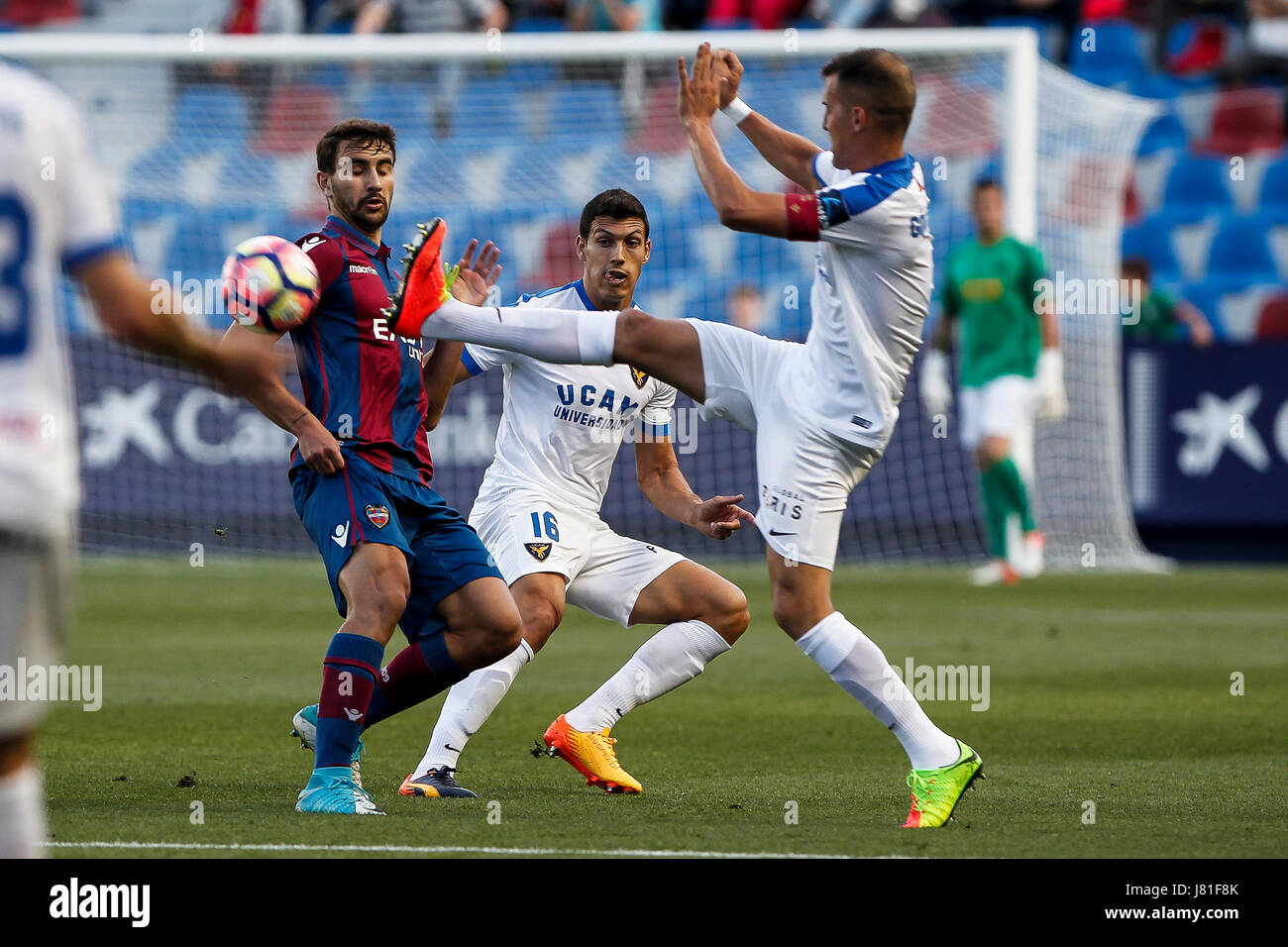 Gongora of UCAM Murcia FC (R) während der spanischen La Liga 123 Fußball match zwischen Levante UD Vs FC Girona im Ciutat de Valencia-Stadion am 13. Mai 2017. Stockfoto