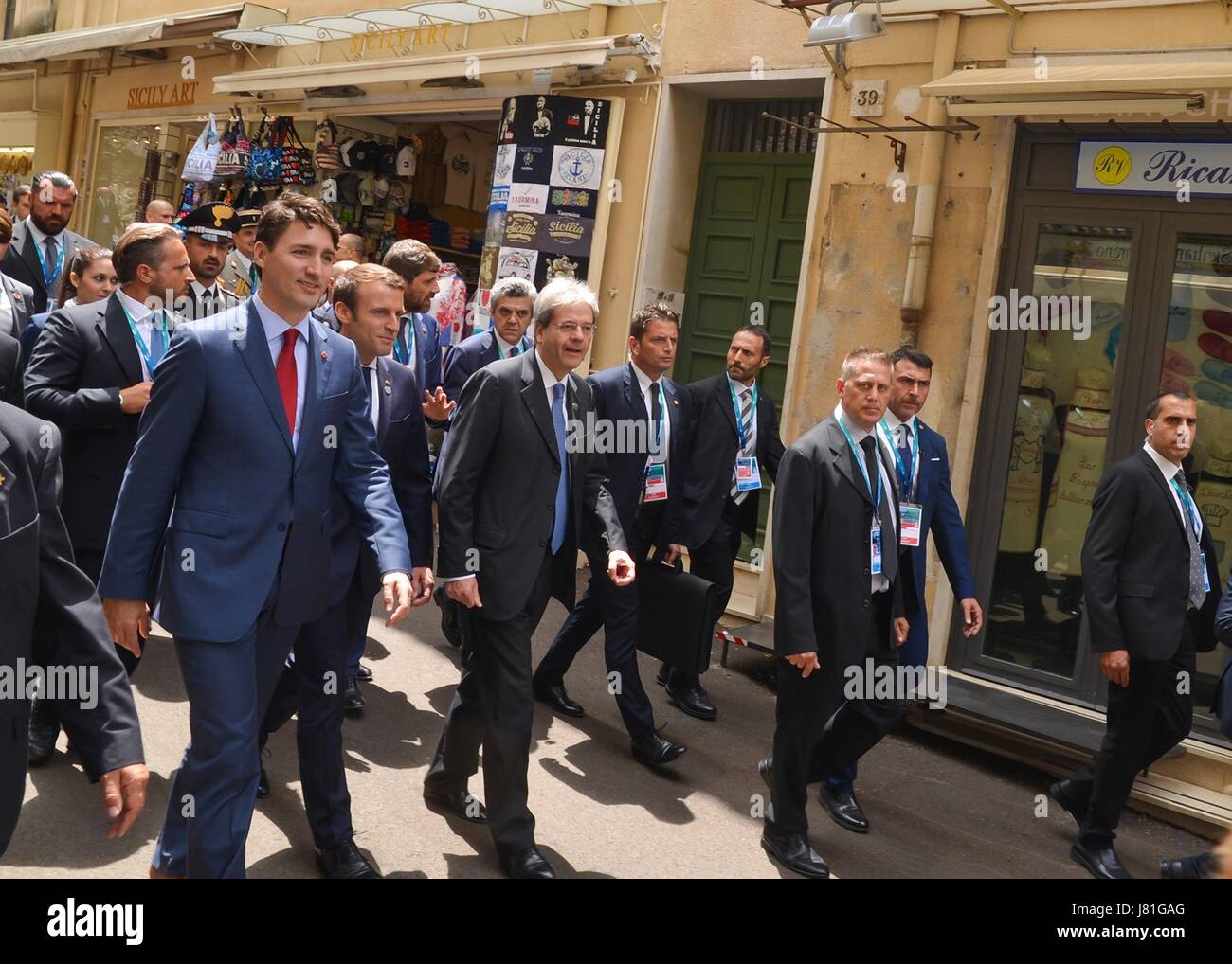 Taormina, Italien. 26. Mai 2017. Staats-und Regierungschefs der G7-Nationen Fuß durch die Altstadt während des G7-Gipfels 26. Mai 2017 in Taormina, Italien. Wandern von links nach rechts sind kanadische Premierminister Justin Trudeau, der französische Präsident Emmanuel Macron und italienischen Ministerpräsidenten Paolo Gentiloni. (Italienische G7-Präsidentschaft über Planetpix) Stockfoto