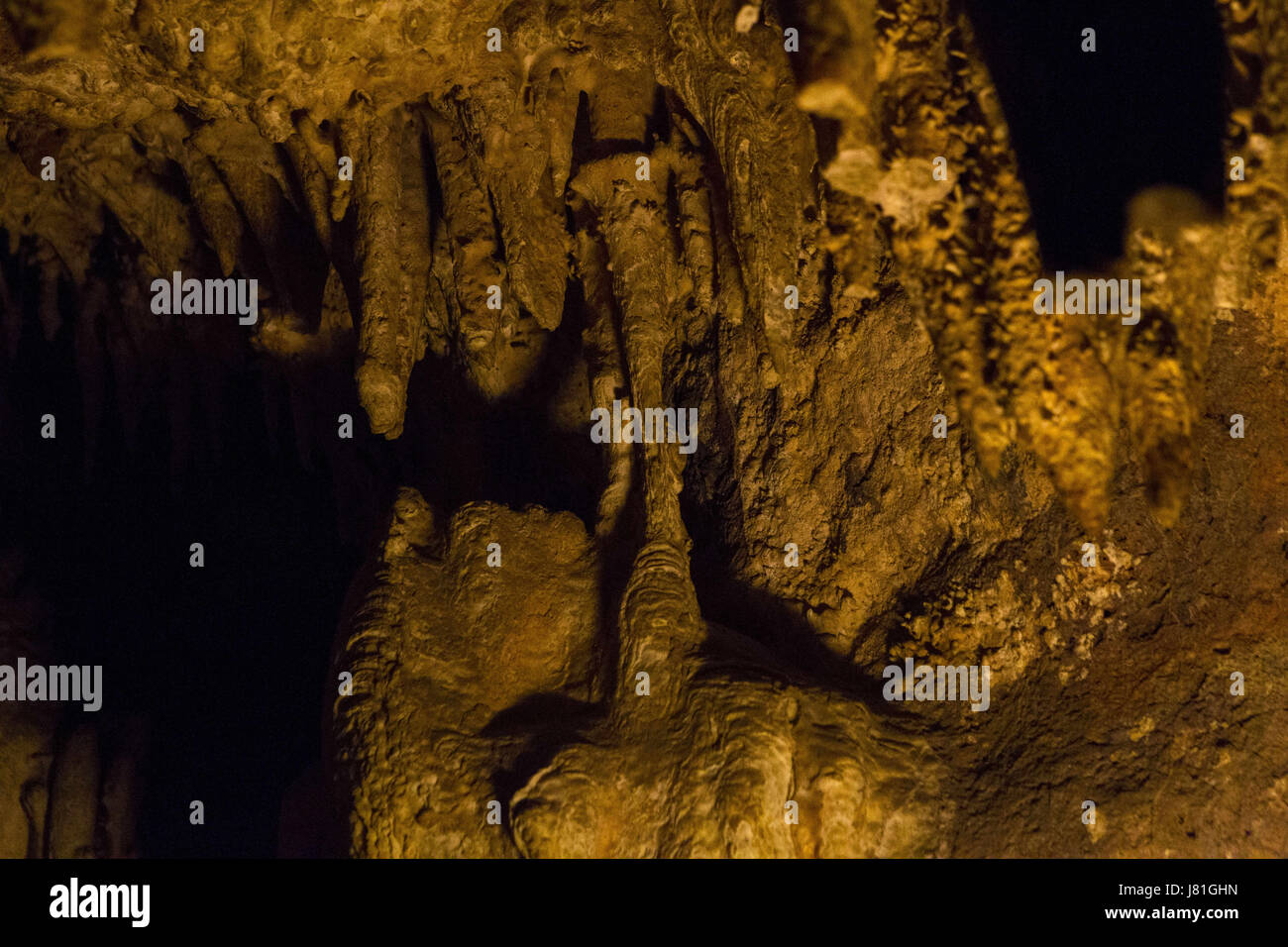 Arizona, USA. 26. Mai 2017. US - 23. Mai 2017-, US - Stalagmiten hängen vom Dach der Höhle am Koloss Höhle von Vail, Arizona.It enthält ca. 3,5 Meilen (5,6 km) der zugeordneten Durchgänge und von Soloman Lick im Jahre 1879 entdeckt wurde. Temperaturen im Durchschnitt 70 Ã'Â ° F (21 Ã'Â ° C) das ganze Jahr über. [1]. Die Höhle ist eine alte Karst, klassifiziert als '' trocken '' von Guides (obwohl dies kein höhlenkundlichen Begriff ist). Die Bedeutung davon ist, dass seinen Formationen vollständig trocken, oder '' tot sind '', und nicht wachsen. Colossal Cave wurde von 900 bis 1450 n. Chr. von den Hohokam, Sobaipuri und Apachen verwendet. Stockfoto