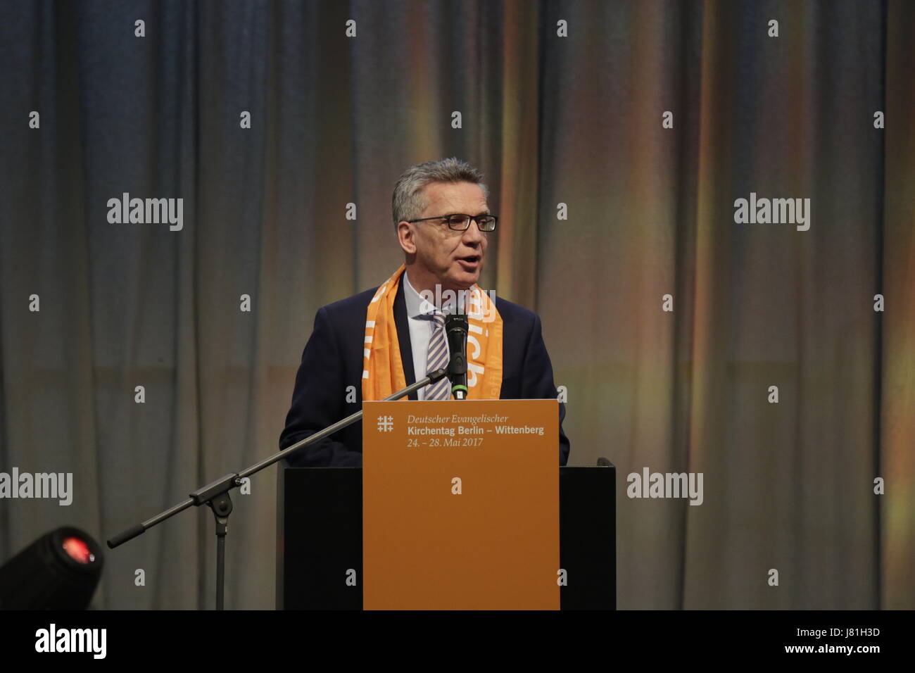 Thomas de Maizière spricht auf dem Kirchentag. der Großimam der al-Azhar, Ahmed El-tayeb, und Thomas de Maizière, Bundesminister des Innern, am 36. kirchentag über Toleranz und ein friedliches Miteinander gesprochen - Zusammenleben der verschiedenen Religionen. Foto: Cronos/Michael debets Stockfoto