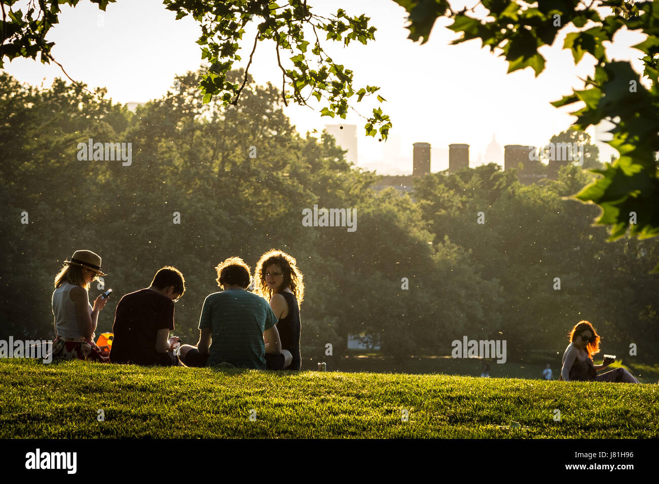 London, UK. 26. Mai 2017. UK-Wetter: Sonnenuntergang vom Greenwich Park einer der heißesten Tage des Mai endet. © Guy Corbishley/Alamy Live-Nachrichten Stockfoto