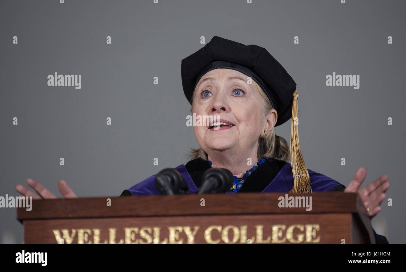 Wellesley, MA, USA. 26. Mai 2017.  2016 USA demokratischen Präsidentschafts Kandidat Hillary Clinton (Wellesley Klasse vom 1969) zurückgekehrt, um 2017 Wellesley College sprechen Abschluss Klasse.  Ehemalige First Lady, Secretary Of State und US-Senator aus der State of New York zurückgekehrt, um während der 2017 Wellesley College Beginn sprechen achtundvierzig Jahre nachdem sie die erste Aufnahme Rede im Jahr 1969 als Student gab. Kredit-Chuck Nacke / Alamy Live News Stockfoto