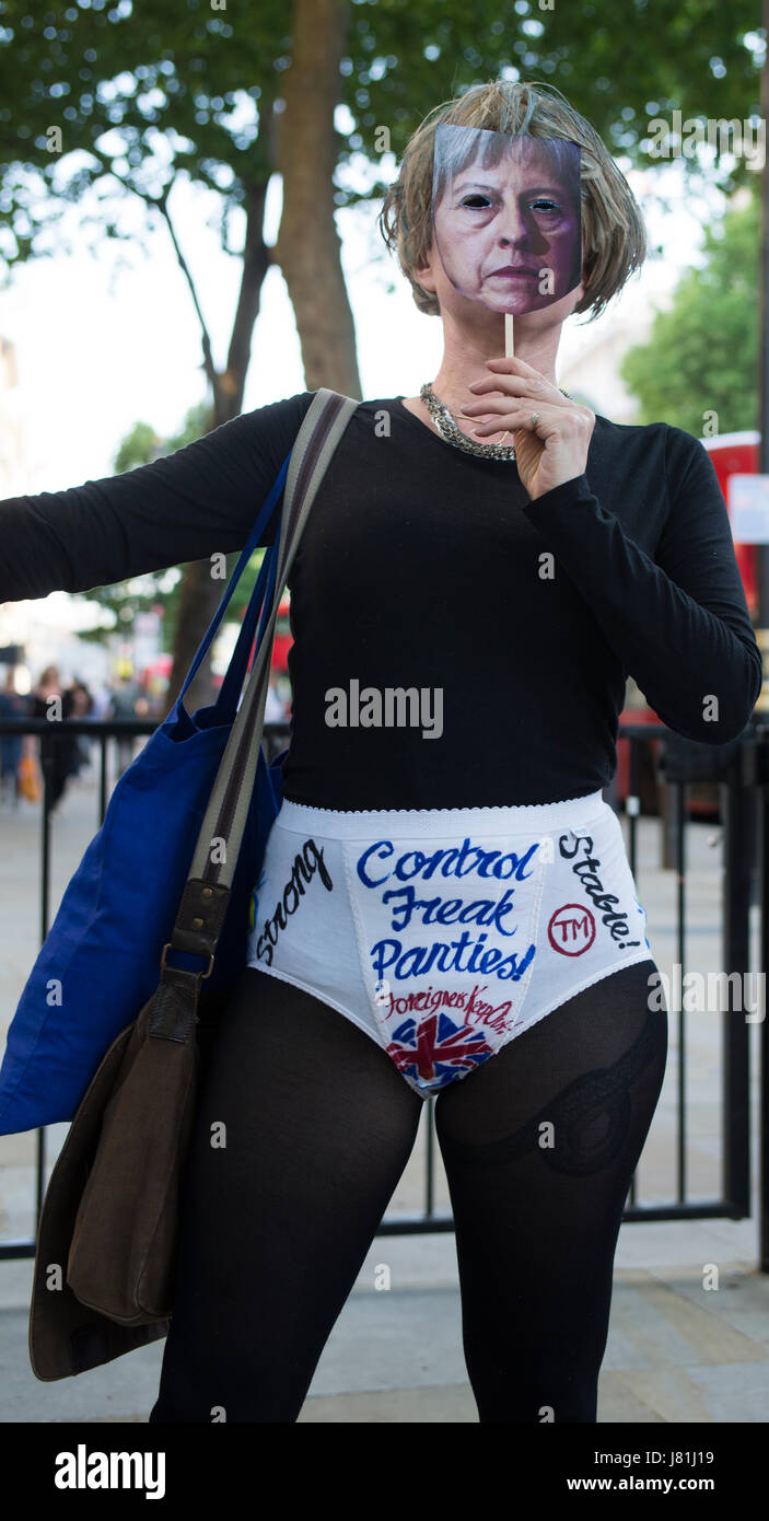 London, UK. 26. Mai 2017. 26. Mai 2017 - No10Vigil stunt 'Hose, Brexit' gegenüber Downing Street. London zum protest gegen Brexit.The No10Vigil befindet sich gegenüber der Downing Street 3 Mal pro Woche (Mo/Mi/Fr) mit Musik und Gesang aus Protest gegen austritt. Bildnachweis: Bruce Tanner/Alamy Live-Nachrichten Stockfoto