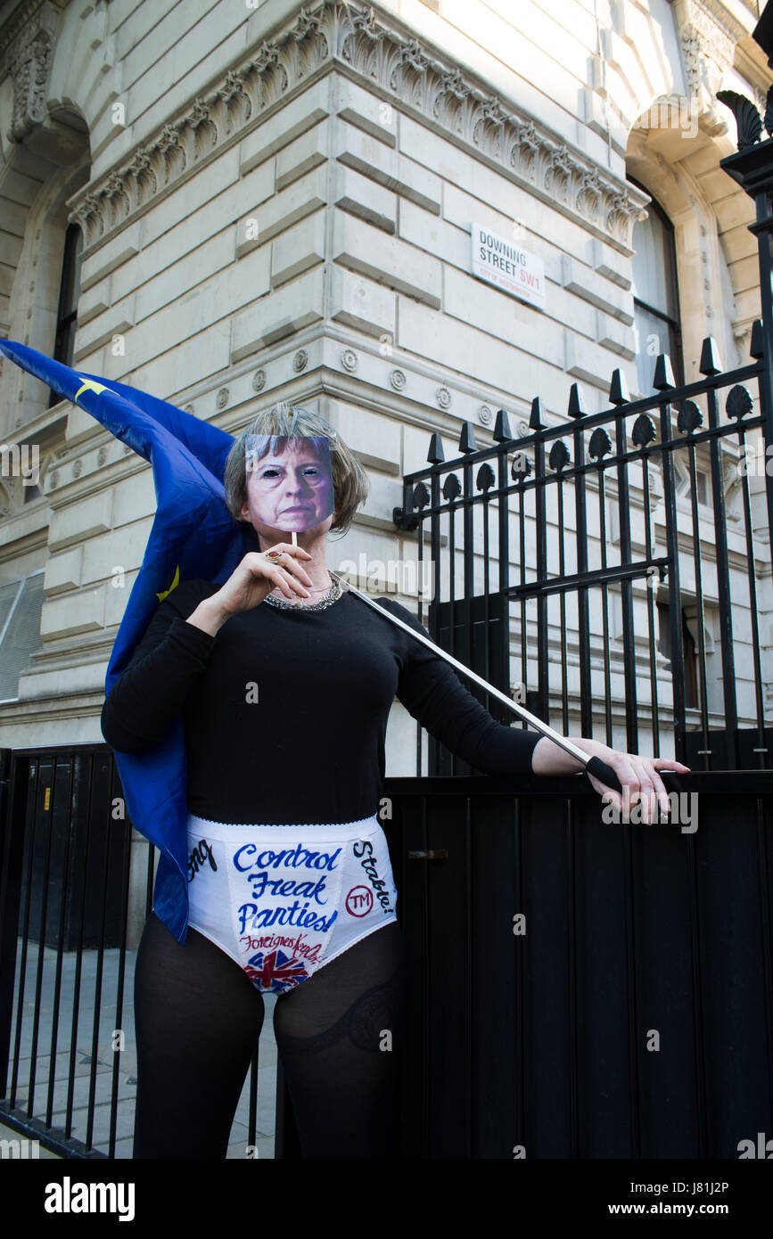 London, UK. 26. Mai 2017. 26. Mai 2017 - No10Vigil stunt 'Hose, Brexit' gegenüber Downing Street. London zum protest gegen Brexit.The No10Vigil befindet sich gegenüber der Downing Street 3 Mal pro Woche (Mo/Mi/Fr) mit Musik und Gesang aus Protest gegen austritt. Bildnachweis: Bruce Tanner/Alamy Live-Nachrichten Stockfoto