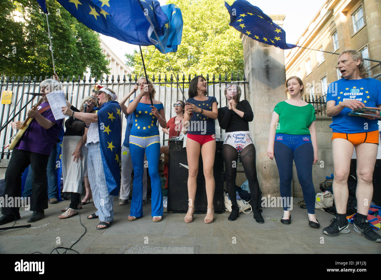 London, UK. 26. Mai 2017. 26. Mai 2017 - No10Vigil stunt 'Hose, Brexit' gegenüber Downing Street. London zum protest gegen Brexit.The No10Vigil befindet sich gegenüber der Downing Street 3 Mal pro Woche (Mo/Mi/Fr) mit Musik und Gesang aus Protest gegen austritt. Bildnachweis: Bruce Tanner/Alamy Live-Nachrichten Stockfoto