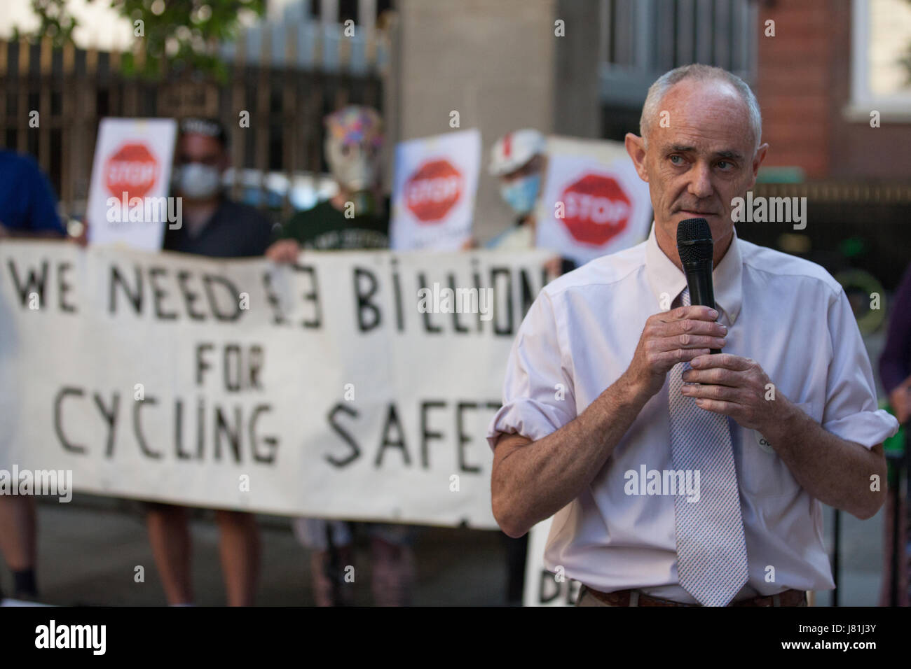 London, UK. 26. Mai 2017. Donnachadh McCarthy, Mitbegründer der Stop Killing Radfahrer, Adressen Zyklus Sicherheit Aktivisten halten eine Mahnwache und sterben-in vor dem Hauptsitz der konservativen Partei, den Tod von schätzungsweise 280.000 Menschen weitgehend verkehrsbedingte Luftverschmutzung seit 2010 zu markieren. Aktivisten forderten ein Bekenntnis zu Investitionen in saubere Luft geschützten Fahrradinfrastruktur auf 10 % des Haushaltsplans Transport von 2020.Cycle Sicherheit zu erhöhen, Aktivisten von Stop Killing Radfahrer halten eine Mahnwache und sterben-in vor dem Hauptsitz der Conservative Party anlässlich des Todes Stockfoto