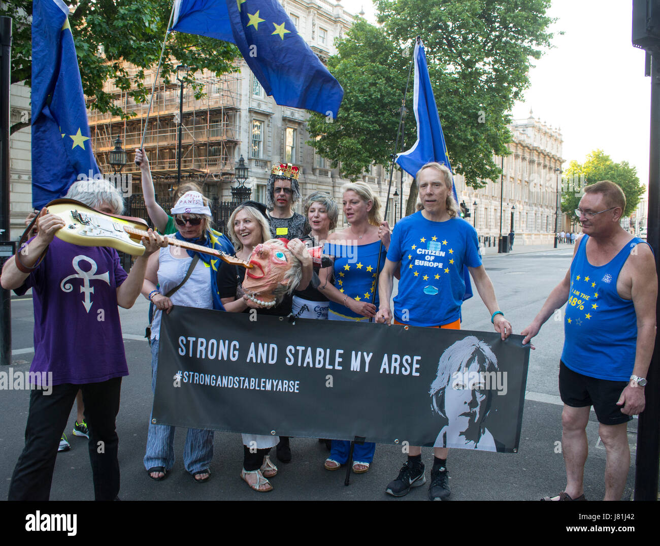 London, UK. 26. Mai 2017. 26. Mai 2017 - No10Vigil stunt 'Hose, Brexit' gegenüber Downing Street. London zum protest gegen Brexit.The No10Vigil befindet sich gegenüber der Downing Street 3 Mal pro Woche (Mo/Mi/Fr) mit Musik und Gesang aus Protest gegen austritt. Bildnachweis: Bruce Tanner/Alamy Live-Nachrichten Stockfoto