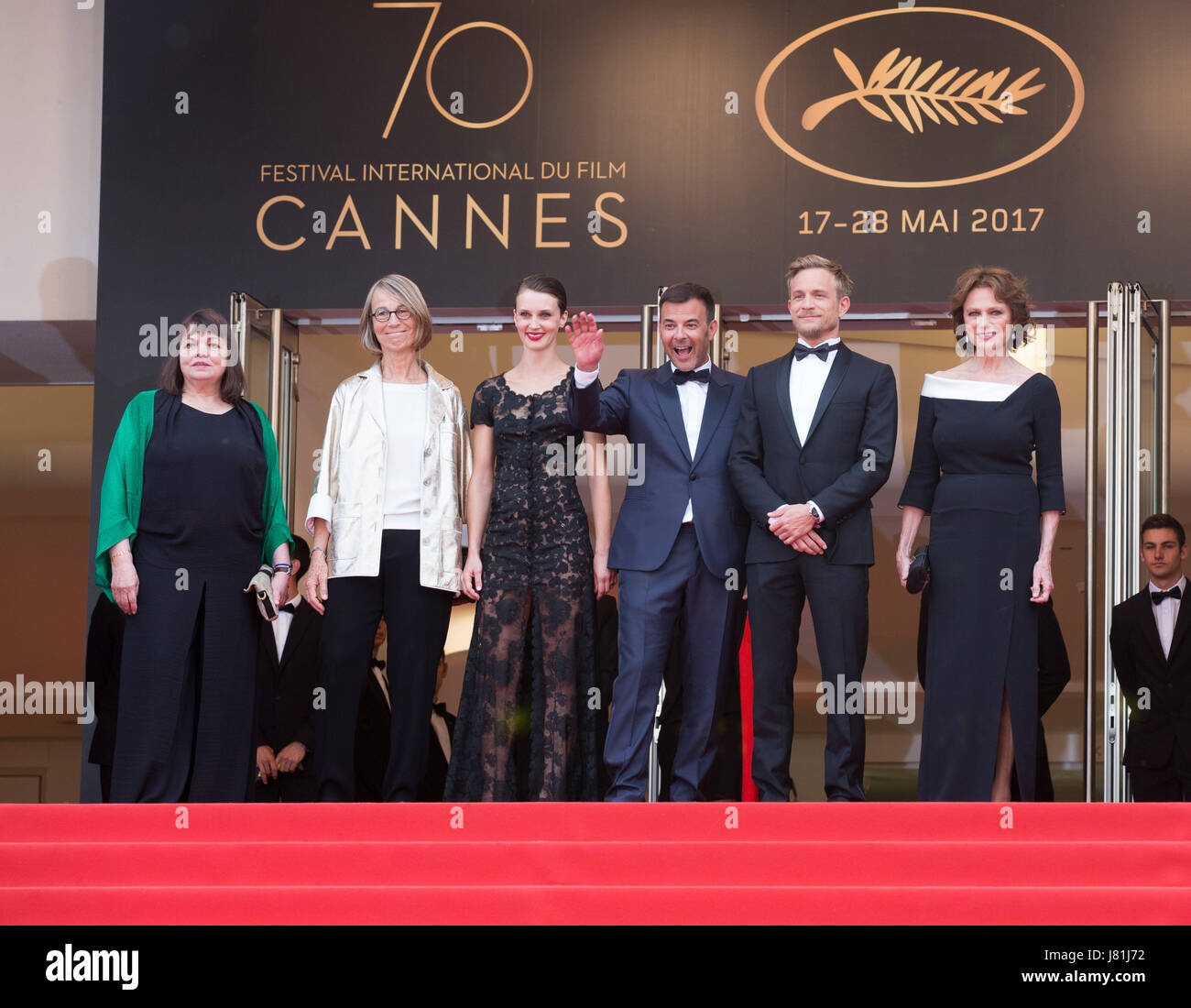 Cannes, Frankreich. 26. Mai 2017. (Von L bis R) Französische Schauspielerin Myriam Boyer, französischer Minister für Kultur Francoise Nyssen, französische Schauspielerin Marine Vacth, französische Regisseur Francois Ozon, belgischer Schauspieler Jeremie Renier und britische Schauspielerin Jacqueline Bisset posieren auf dem roten Teppich für die Vorführung des Films "Amant Doppel" während der 70. Cannes Filmfestspiele in Cannes, Frankreich, am 26. Mai 2017. Bildnachweis: Xu Jinquan/Xinhua/Alamy Live-Nachrichten Stockfoto