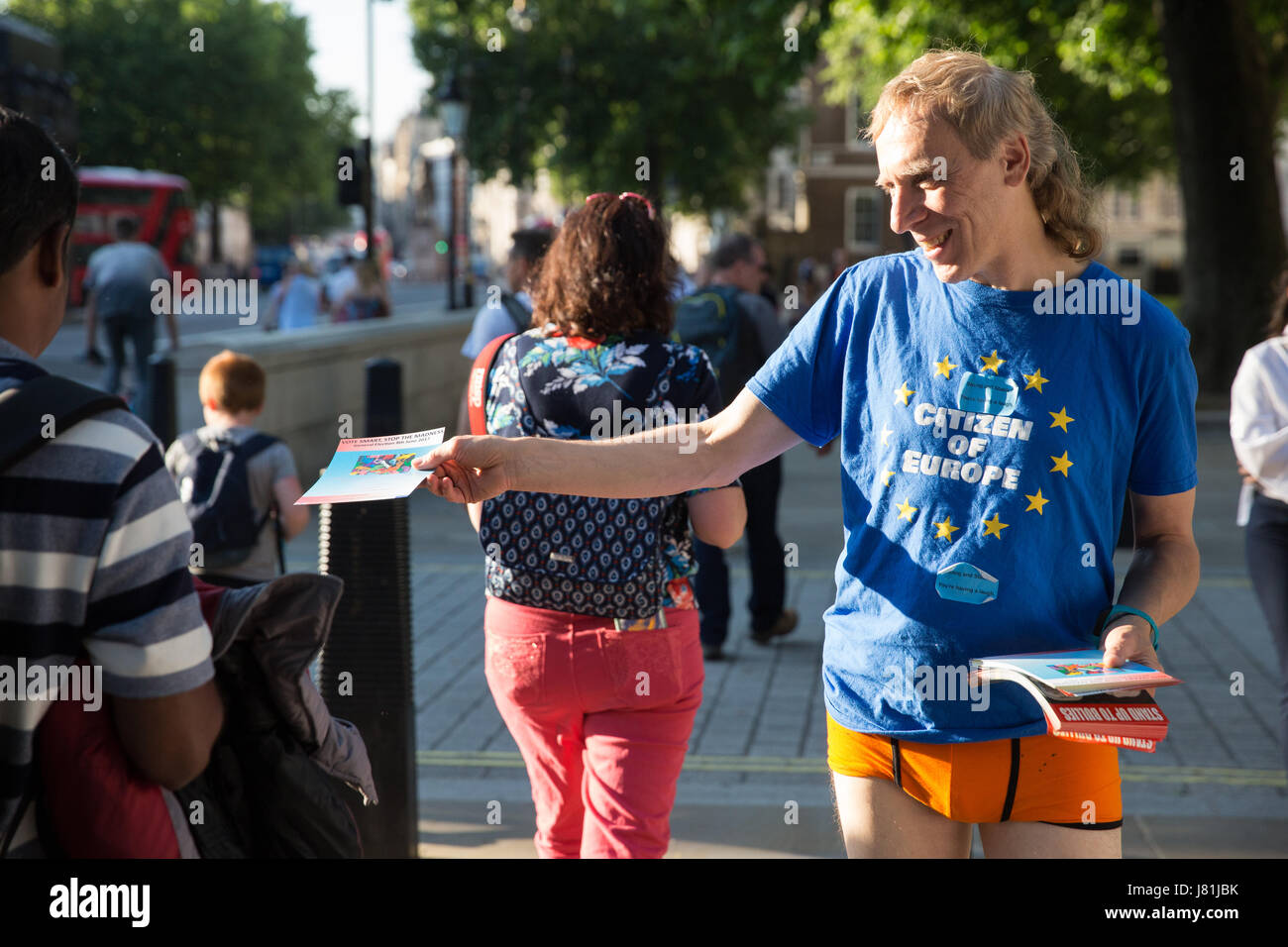 London, UK. 26. Mai 2017. Anti-Austritt Aktivisten aus Nr. 10 Mahnwache halten einen 'Hose zu Brexit' Protest vor Downing Street mit dem Ziel "mit Komödie um politische erstellen ändern". Bildnachweis: Mark Kerrison/Alamy Live-Nachrichten Stockfoto