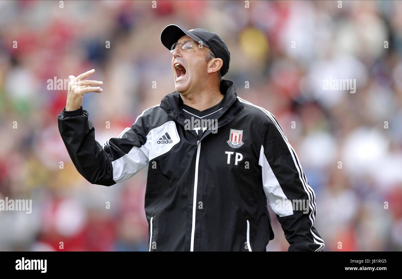 TONY PULIS (MANAGER) STOKE CITY FC STOKE CITY V ARSENAL, BARCLAYS PREMIER LEAGUE, das BRITANNIA STADIUM, Stoke-on-Trent, ENGLAND 26. August 2012 GAO56733 Warnung! Dieses Foto kann nur für die Zeitung bzw. Zeitschrift redaktionelle Zwecke verwendet werden. Kann nicht werden verwendet für Publikationen unter Einbeziehung 1 Spieler, 1 Club oder 1 Wettbewerb ohne schriftliche Genehmigung von Football DataCo Ltd. Für Rückfragen, bitte Kontakt Football DataCo Ltd unter + 44 (0) 207 864 9121 Stockfoto