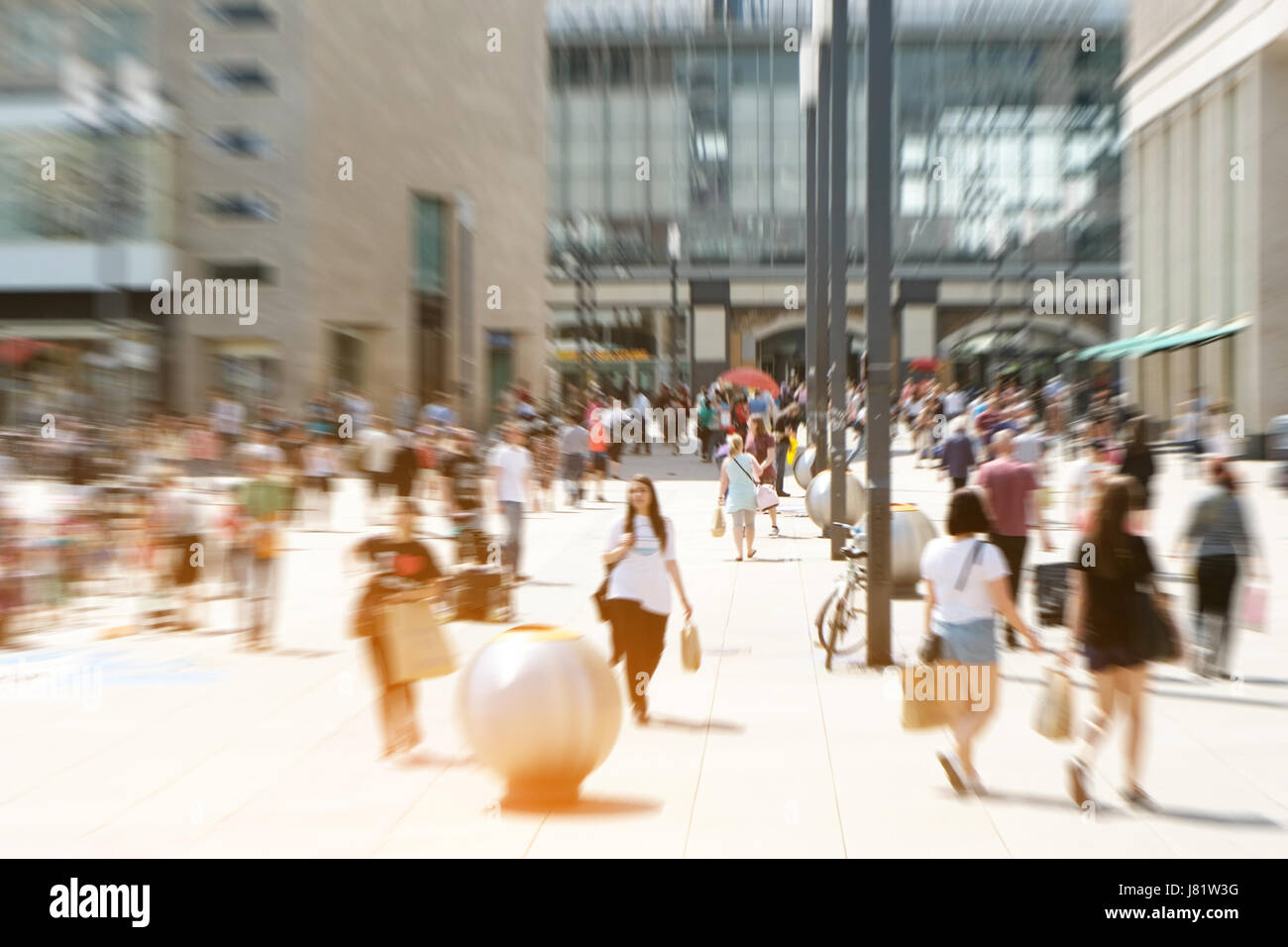 Masse der Leute an einer Einkaufsstraße in aus Fokusansicht Stockfoto