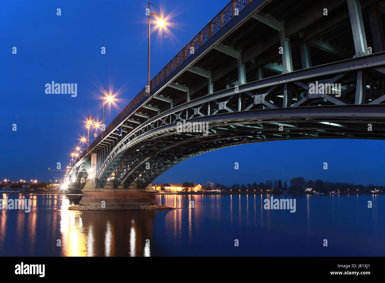 Stadt Brücke Rhein Hessen Flusswasser nachts blaue Nacht Nacht Abend Stockfoto