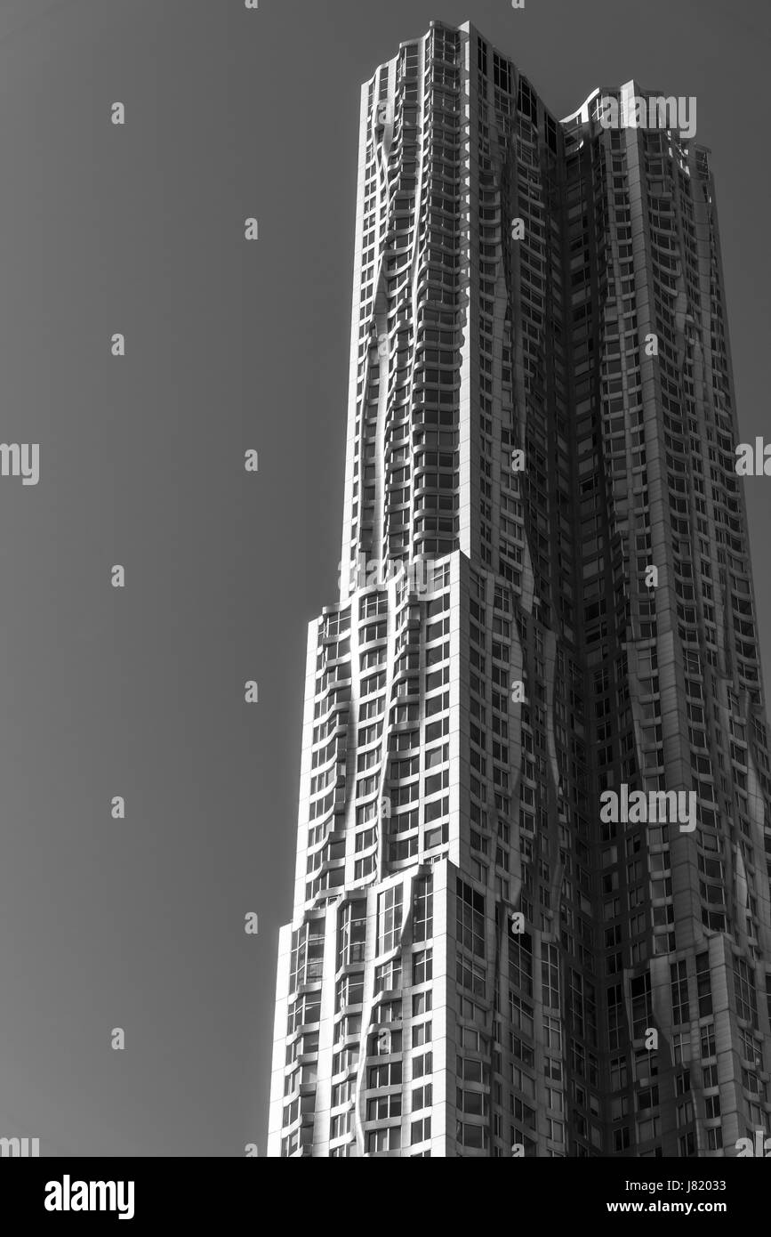 NEW YORK CITY - 23. April 2017: Spruce Street Wolkenkratzer (Beekman Tower). Das Gebäude auf 265 m ist der 12. höchsten Wohnturm in der Welt. Es Stockfoto