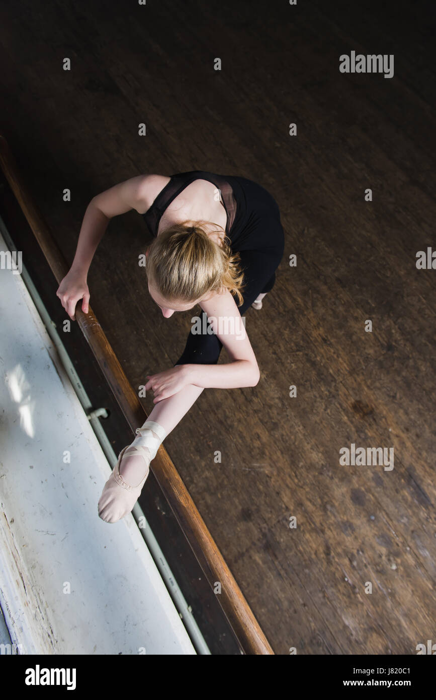 Weiblichen Balletttänzer stretching am Ballettstange. Oberen Geschossen. Stockfoto