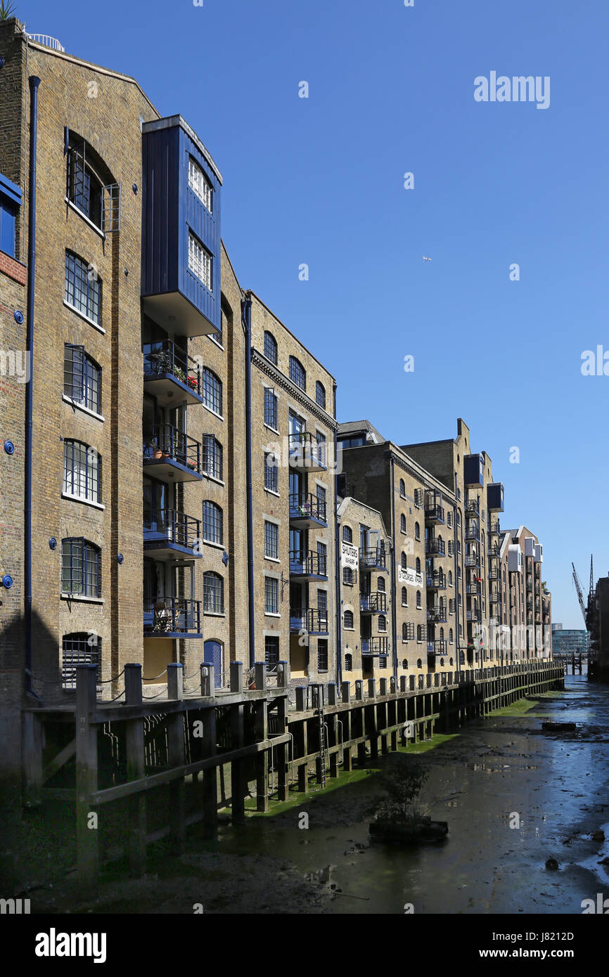 St Georges Wharf, einem viktorianischen dock aus der Themse in Bermondsey, London, UK. Lagerhallen umgebaut um gehobenen Büros und Wohnungen Stockfoto