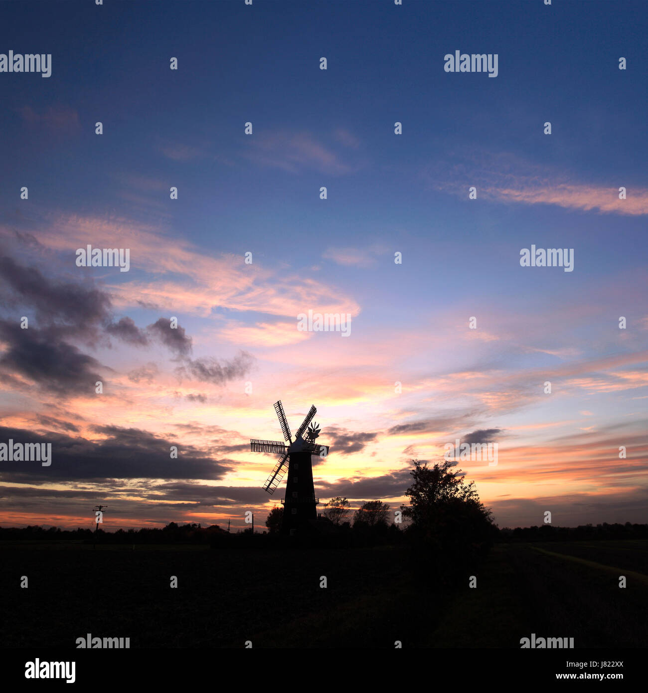 Sonnenuntergang über Sibsey Händler Windmühle, Sibsey Dorf, Grafschaft Lincolnshire, England, UK Stockfoto