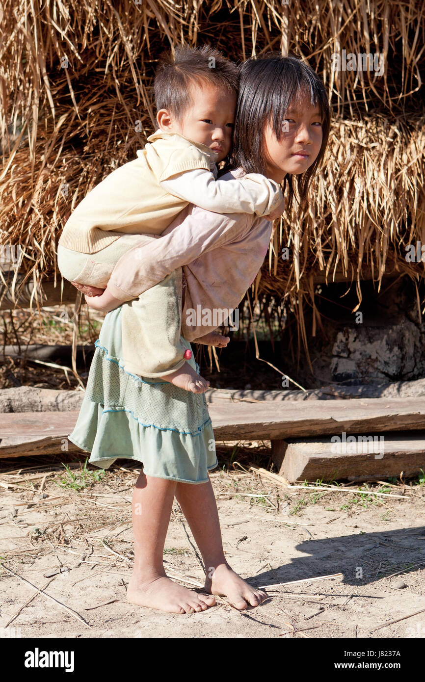 asiatische Kinder in Armut Stockfoto