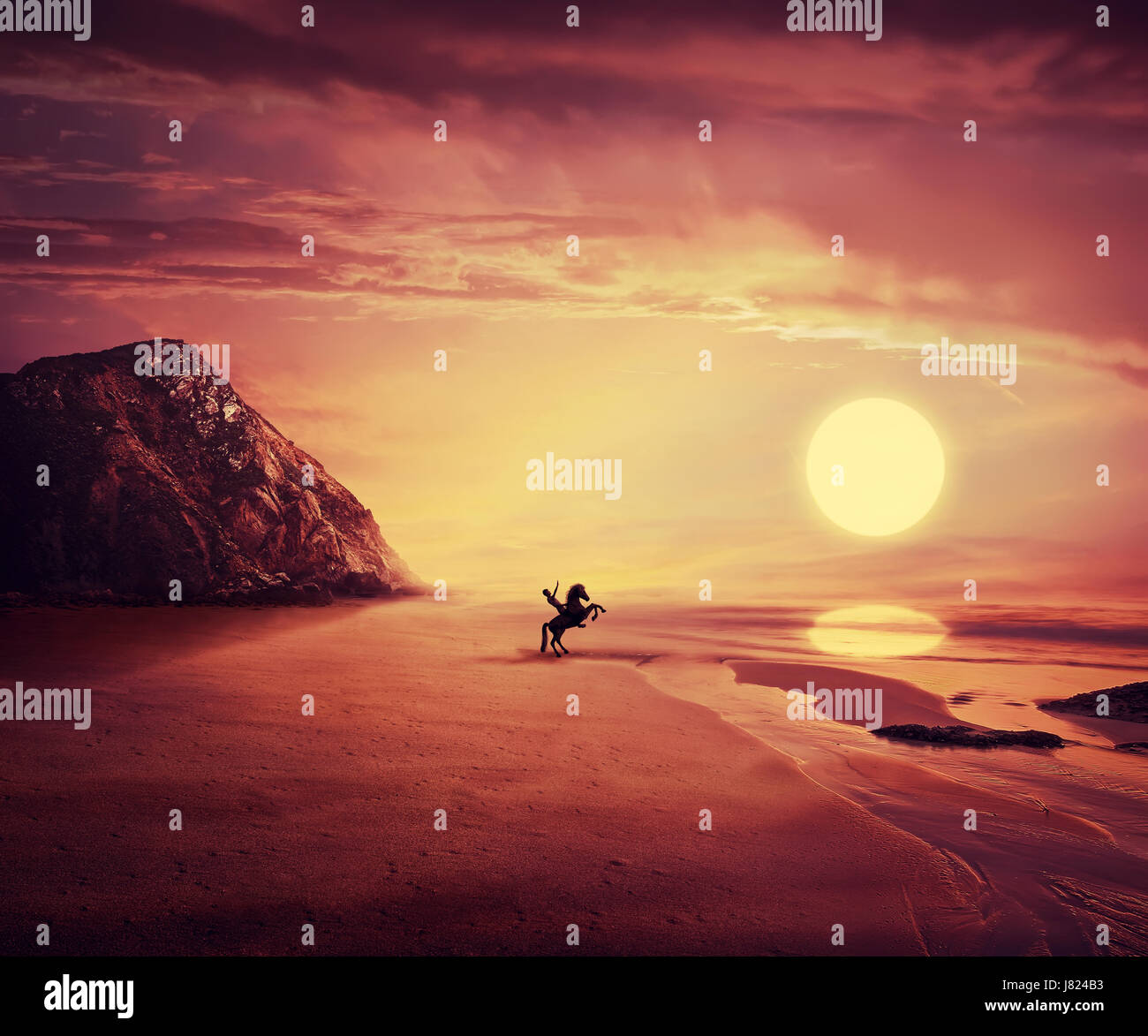 Junger Mann wild Reiten in der Nähe der Küste über eine heiße Sonnenuntergang Hintergrund. Neue Länder entdecken, Abenteuer und Freundschaft Konzept. Stockfoto