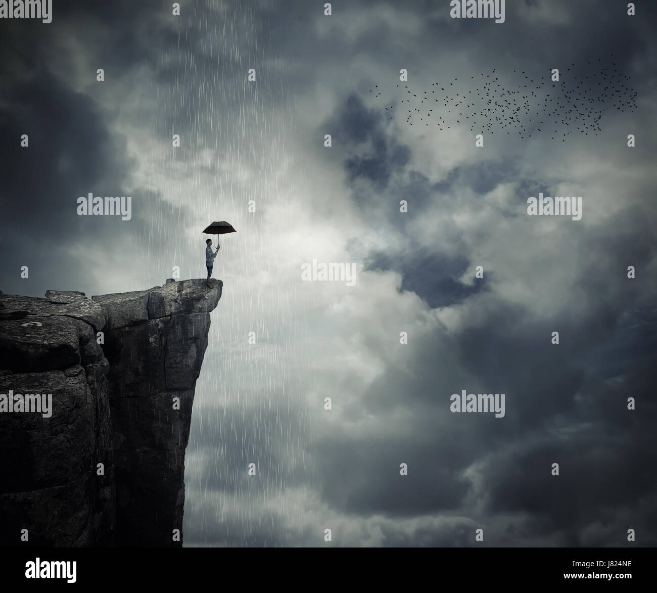Mann mit Schirmständer am Rande der Klippe, ruft des Regens. Geheimnisvoller Ort über den Wolken. Stockfoto