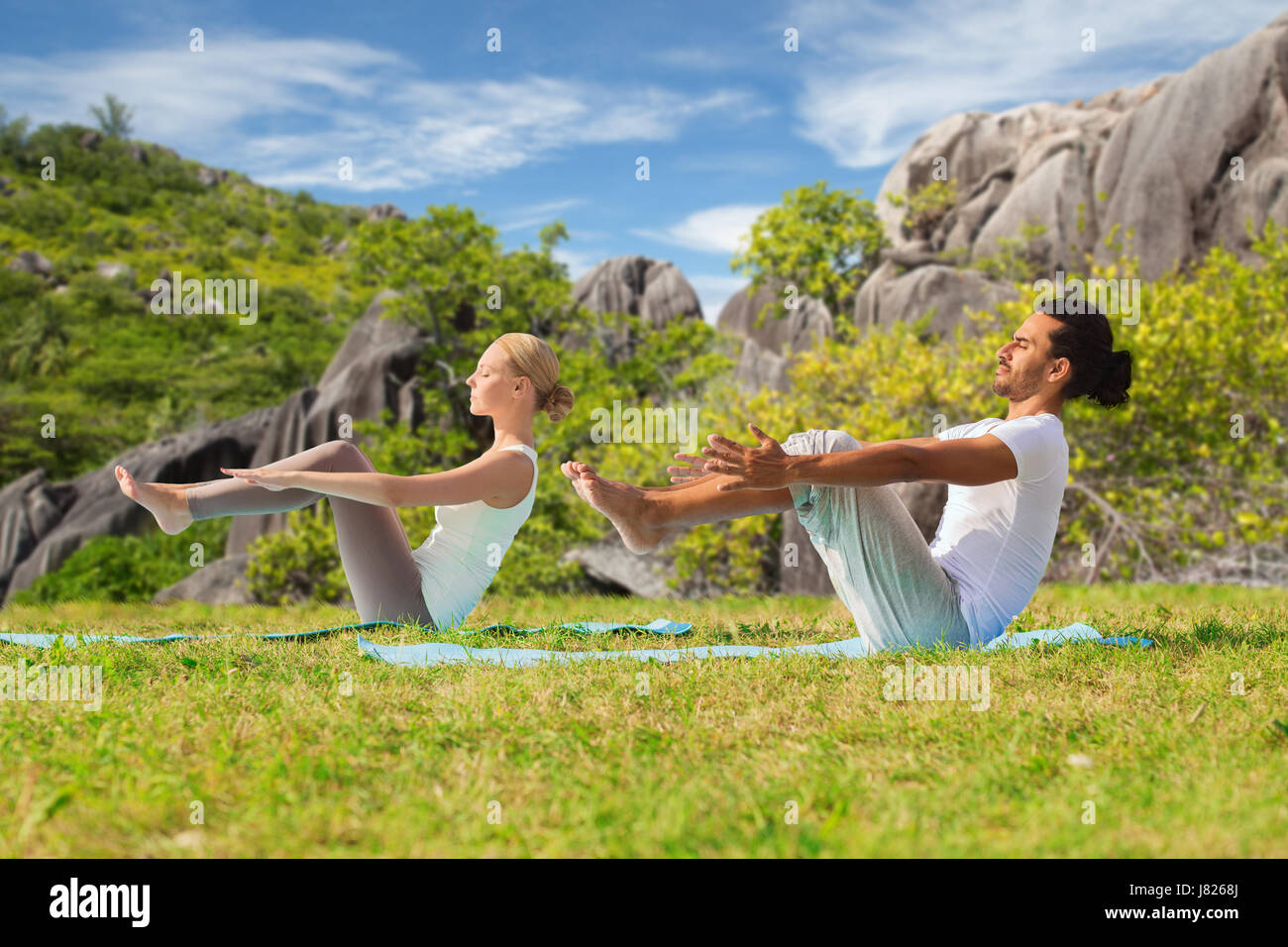 paar macht Yoga halb-Boot stellen im freien Stockfoto
