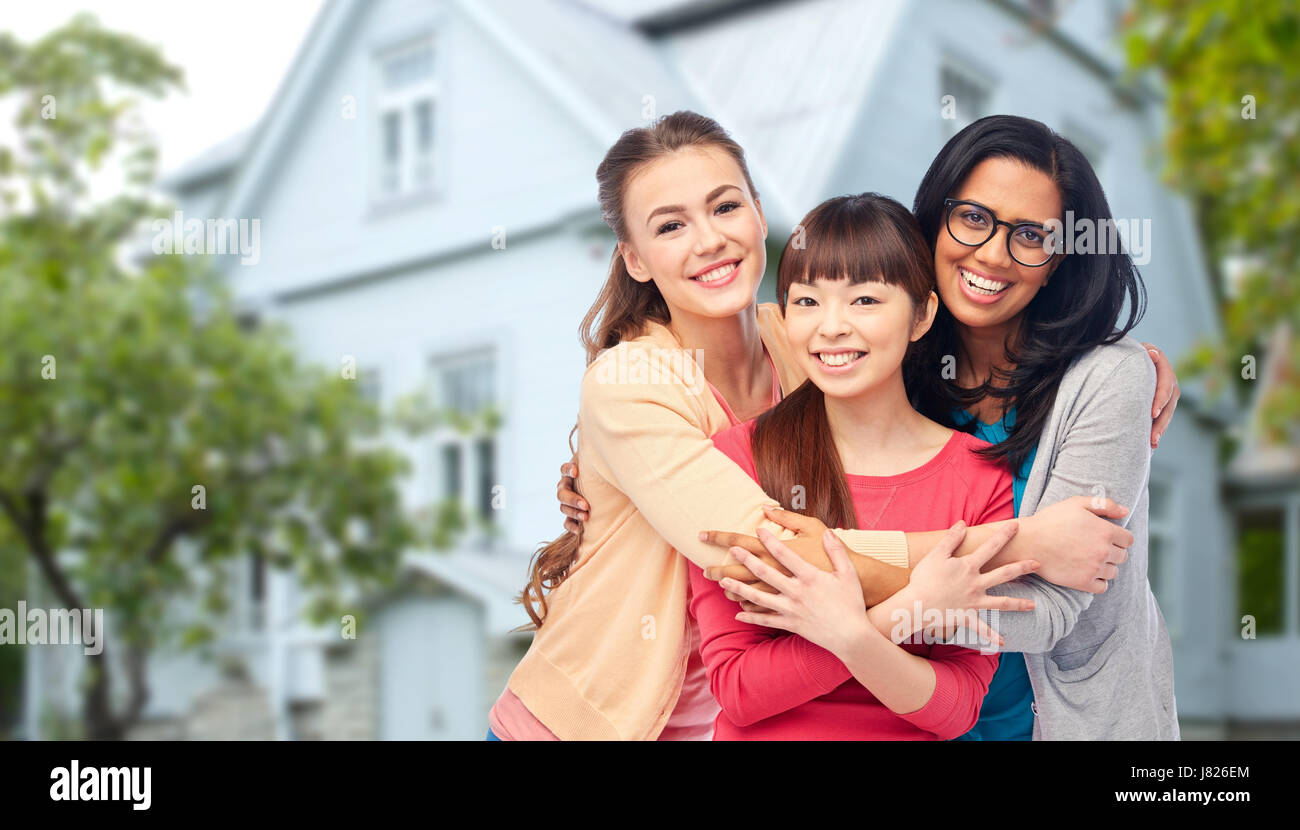 internationale Gruppe von glücklichen Frauen umarmen Stockfoto