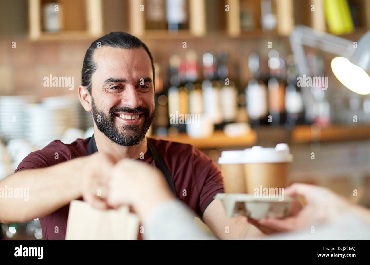 Mann oder Kellner servieren Kunden im Coffee shop Stockfoto