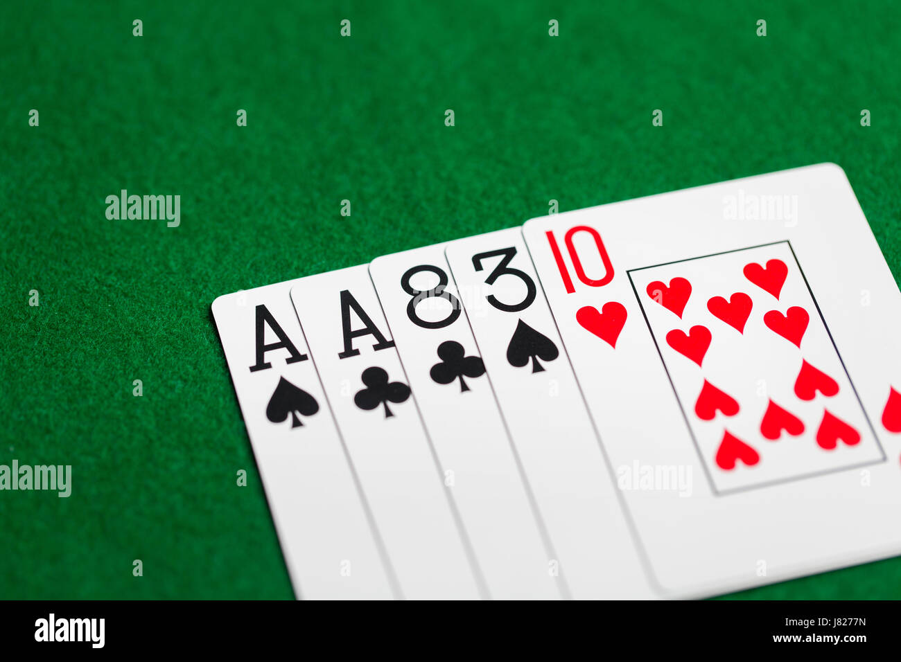 Pokerhand von Spielkarten auf grüne Casino Tuch Stockfoto