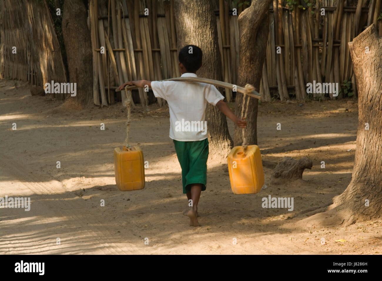 Asien, MYANMAR (BURMA), Mandalay Region, Ohn Ne Chaung Dorf, junge mit Joch Wassertragen Stockfoto