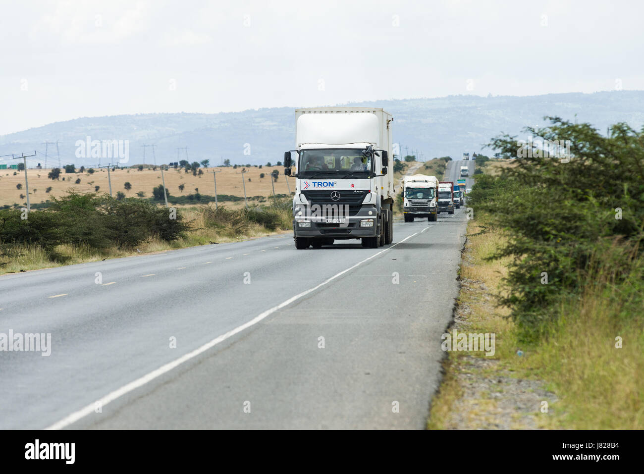 Mehrere Lastwagen transportieren Waren entlang Mombasa Road, Kenia Stockfoto