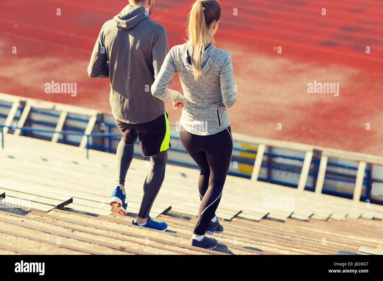 paar auf Stadion im Erdgeschoss ausgeführt Stockfoto