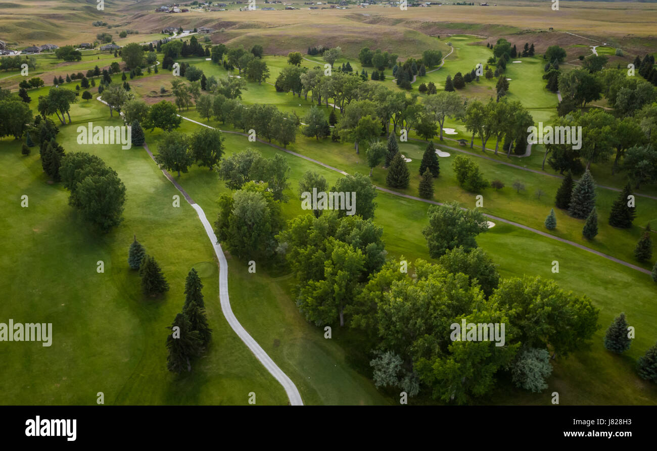 Luftaufnahme von einem schönen grünen Golfplatz. Stockfoto
