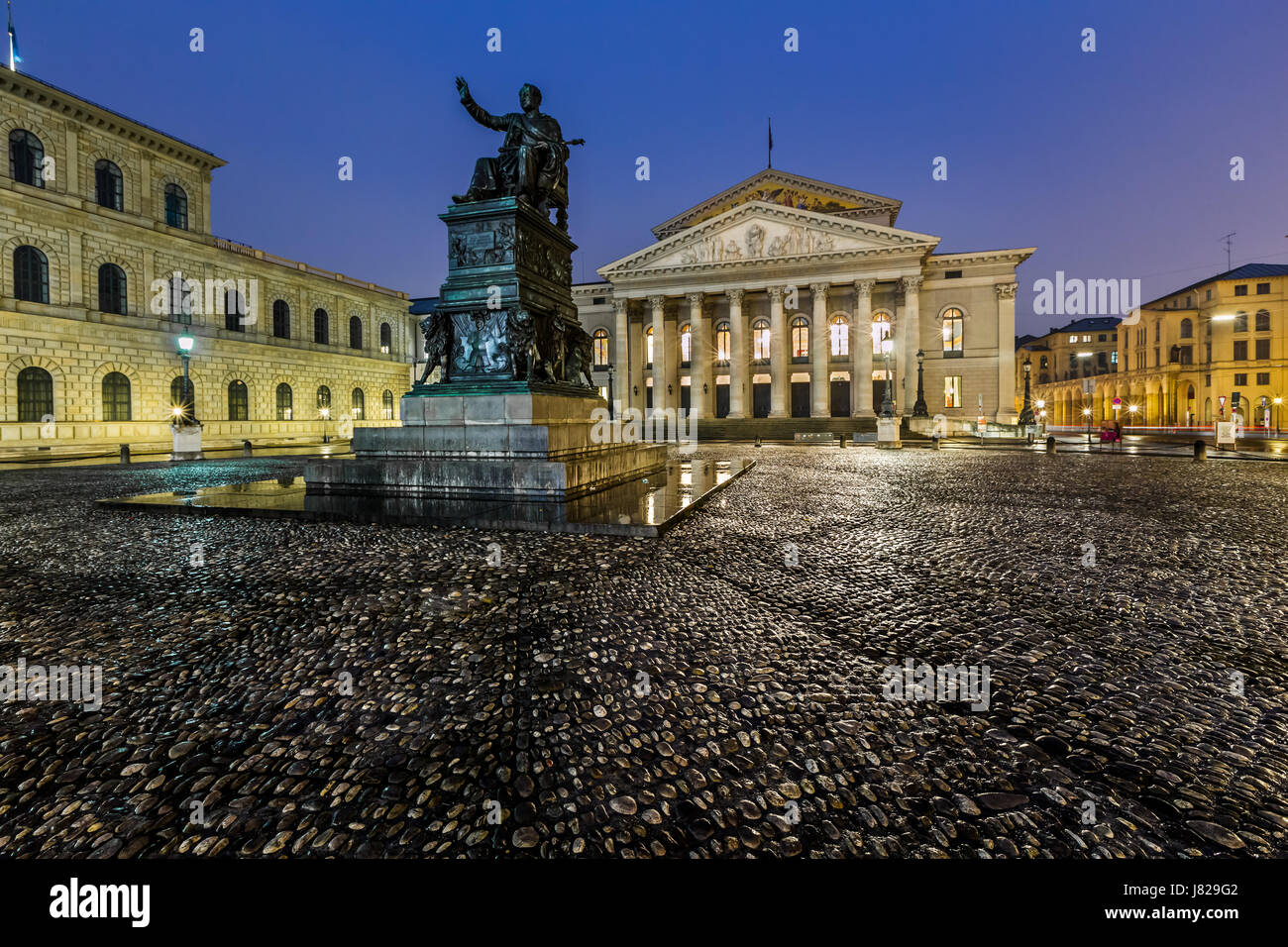 Das Nationaltheater München, am Max-Joseph-Platz-Platz befindet sich in der früh, München, Bayern, Deutschland Stockfoto
