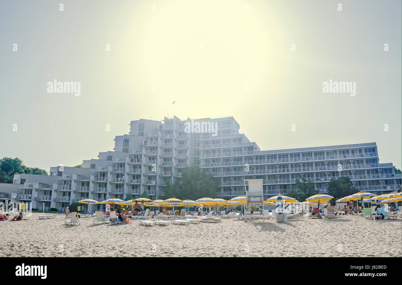 ALBENA, BULGARIEN - 17. JUNI 2016. Das Hotel Gergana, Küste des Schwarzen Meeres, Blick aufs Meer, platziert am Strand. Stockfoto
