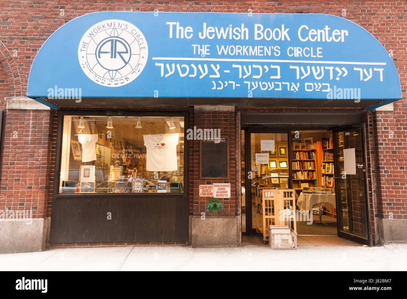 Jewish Book Center-Schaufenster in New York City, NY, USA. Stockfoto