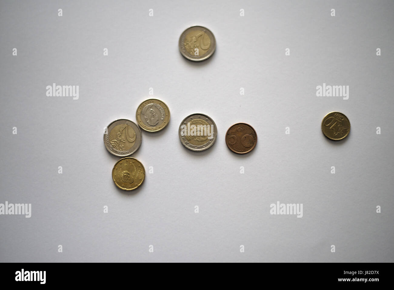 Unsortierte Münzen, Euro vor allem mit weißem Hintergrund Stockfoto
