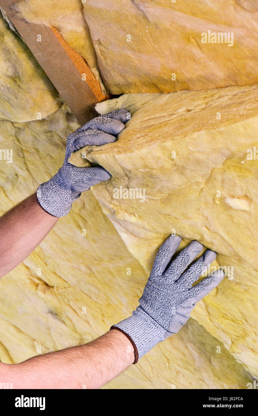 Hand Build Handschuh Dach Balken Heimwerker unterdrücken auf dem Dach Hand bauen Stockfoto