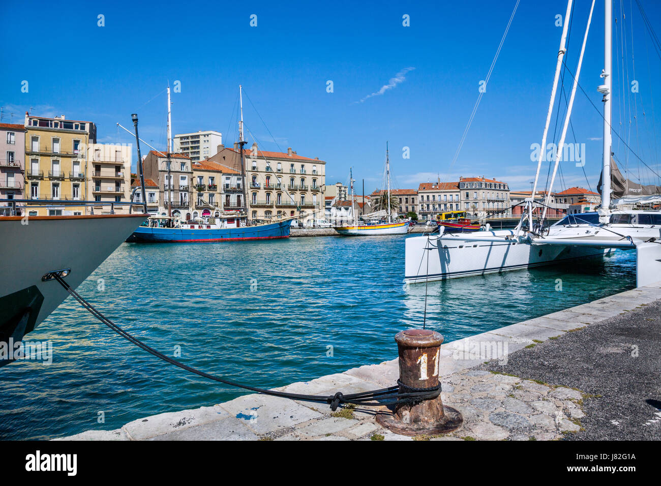 Frankreich, Languedoc-Roussillon, Sète, Blick auf den Kanal des Quai De La République vom Quai d ' Orient in der Hafen-Bezirk von der mediterranen Hafenstadt Stockfoto