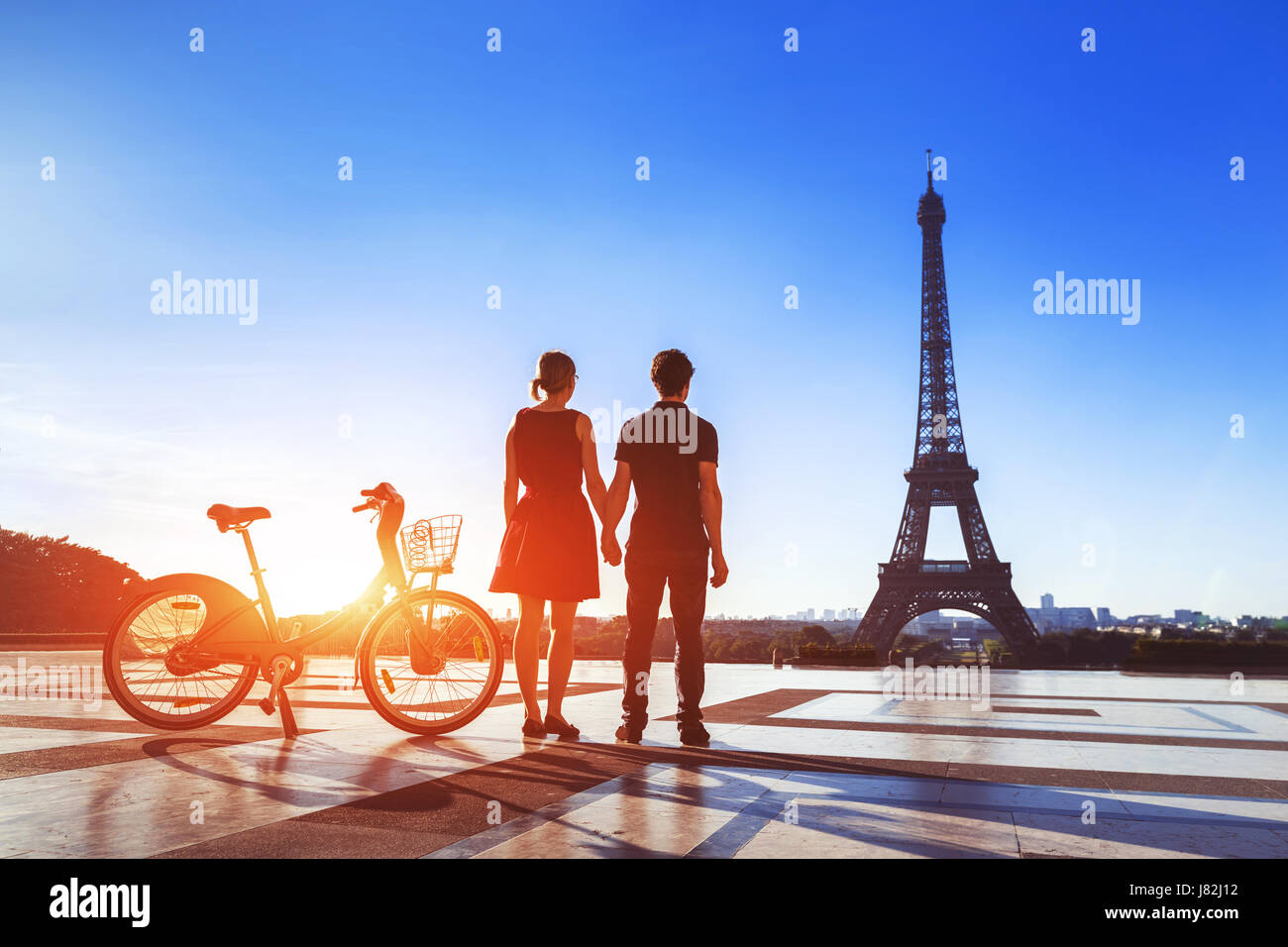 Verbinden Sie mit dem Fahrrad mit Blick auf Eiffelturm und Hand in Hand auf Trocadero am Morgen in Paris, die Stadt der Liebe Stockfoto